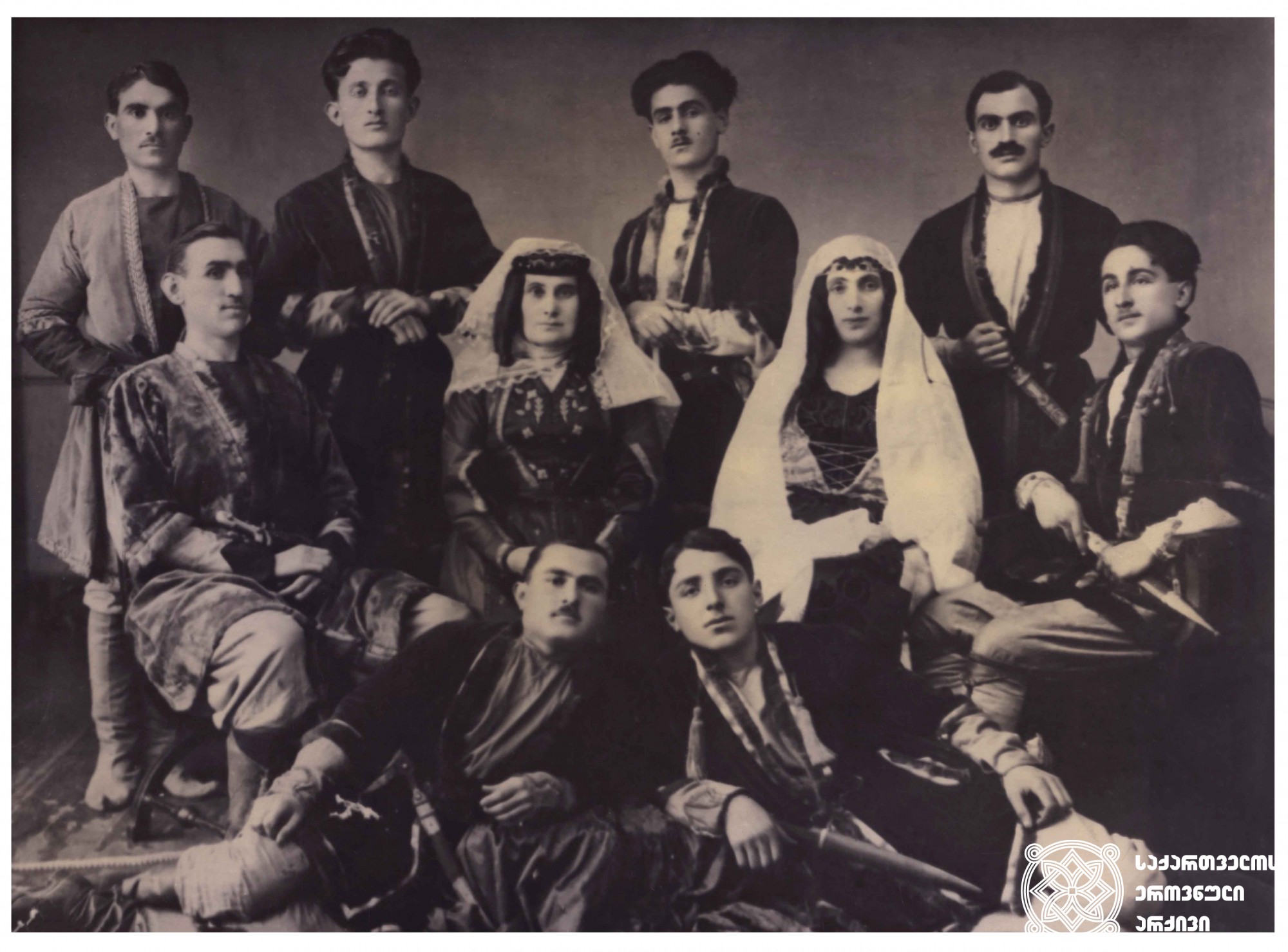 დები თარხნიშვილების ქართლ-კახური სიმღერების პირველი გუნდი. <br>
1924 წელი.
