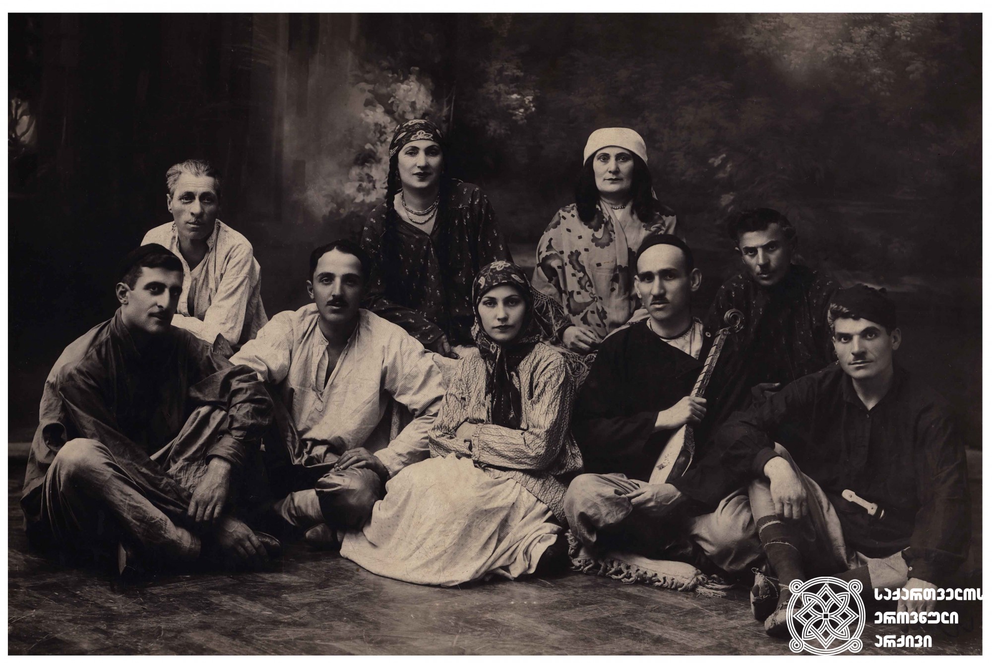 დები თარხნიშვილების ქართლ-კახური სიმღერების მომღერალთა გუნდი. <br>
1927 წელი.