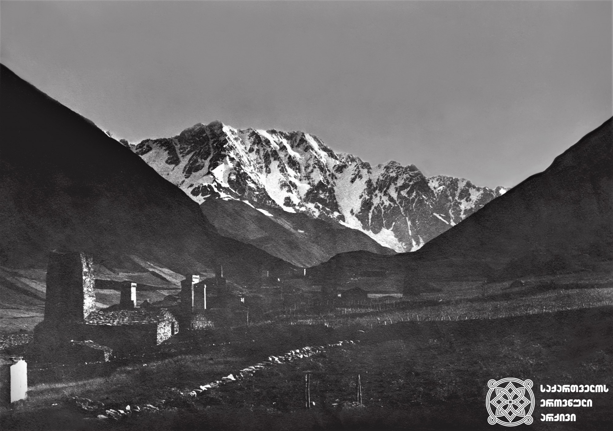 შხარა. <br>
კავკასიონი/ს მთავარი წყალგამყოფი ქედი, ბეზენგის კედელი. <br>
მთავარი მწვერვალის სიმაღლე – 5193 მ. <br>
სამეგრელო-ზემო სვანეთის მხარე, მესტიის მუნიციპალიტეტი. <br>
ფოტოს ავტორი – გიორგი ნიკოლაძე. <br>
1929 წელი. <br>
Shkhara. <br>
The main watershed of the Caucasus Mountains, Bezengi Wall. <br>
Main peak’s elevation – 5193 m. <br>
Samegrelo-Zemo Svaneti Region, Mestia Municipality. <br>
Photo by Giorgi Nikoladze. <br>
1929.