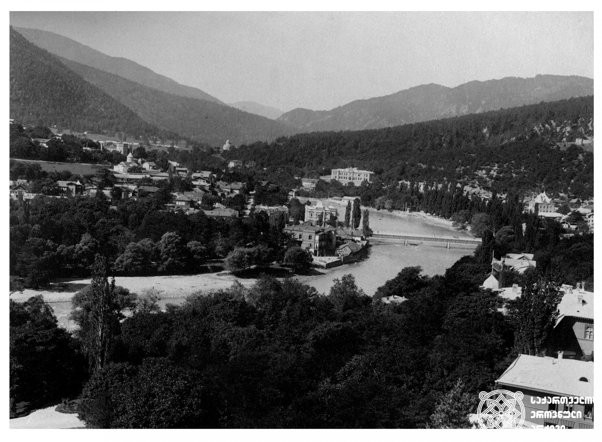 ბორჯომის საერთო ხედი. <br>
ფოტო: დიმიტრი ერმაკოვის ფოტოკოლექციიდან. <br>
[1890-1910]. <br>

General view of Borjomi. <br>
Photo from Dmitry Ermakov’s collection. <br>
[1890-1910].