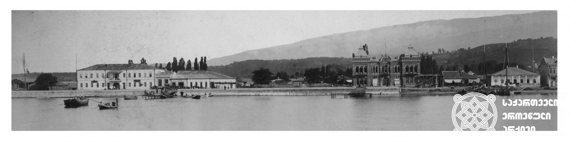 სოხუმის საერთო ხედი <br>
(1880-1900) <br>დიმიტრი ერმაკოვის ფოტოკოლექცია <br>
General view of Sokhumi <br>
(1880-1900) <br>Dimitri Ermakov's photo collection