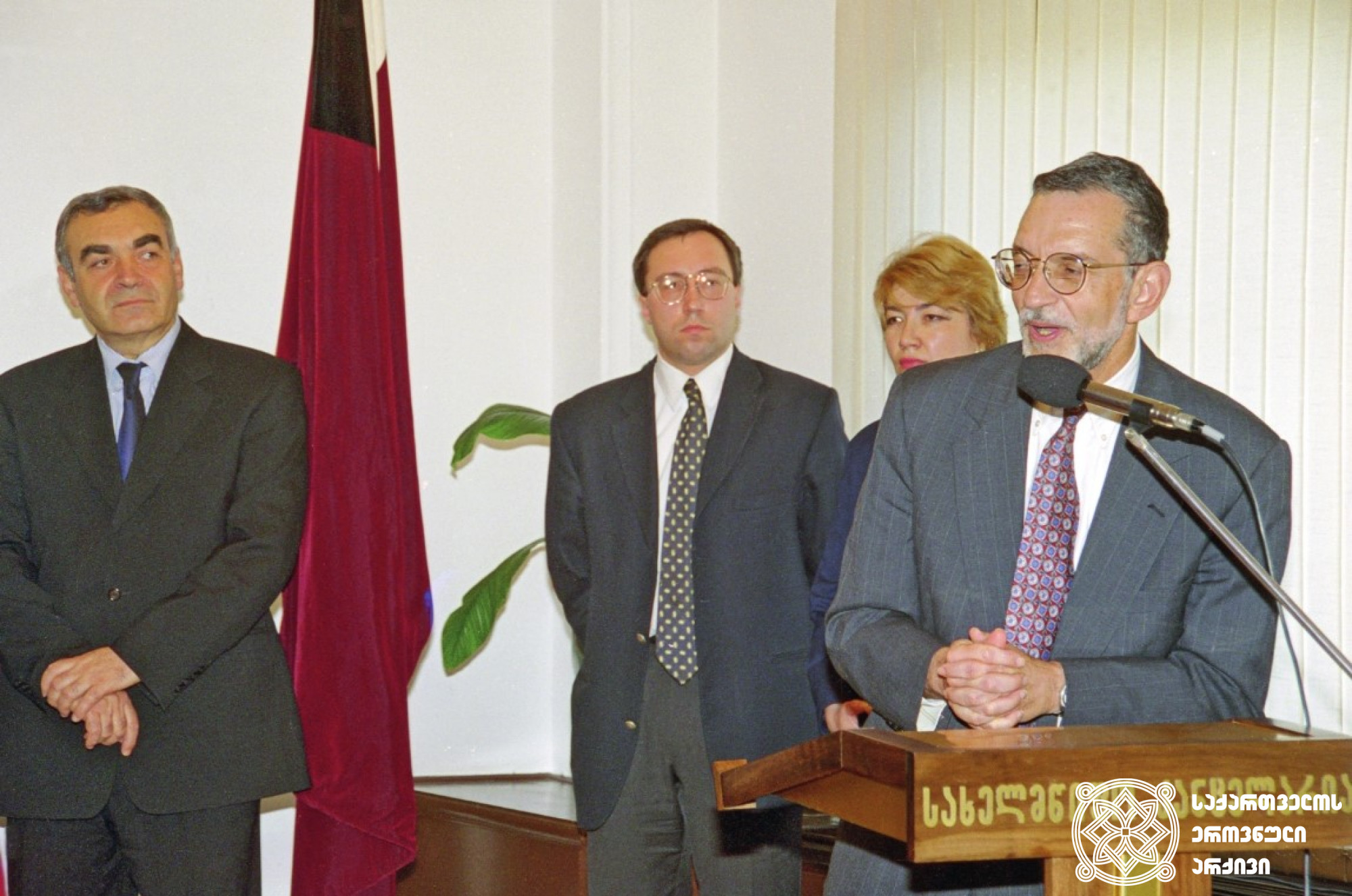 საქართველოს სახელმწიფო მინისტრი გიორგი არსენიშვილი და აშშ-ის ელჩი საქართველოში კენეტ სპენსერ იალოვიცი. <br>
თბილისი. 2001 წლის 29 ივნისი. <br>
ბესიკ კეზერაშვილის ფოტო. <br>

The Secretary of State of Georgia, Giorgi Arsenishvili, and the U.S. Ambassador to Georgia, Kenneth Spencer Yalowitz. <br>
Tbilisi. June 29, 2001. <br>
Photo by Besik Kezerashvili.