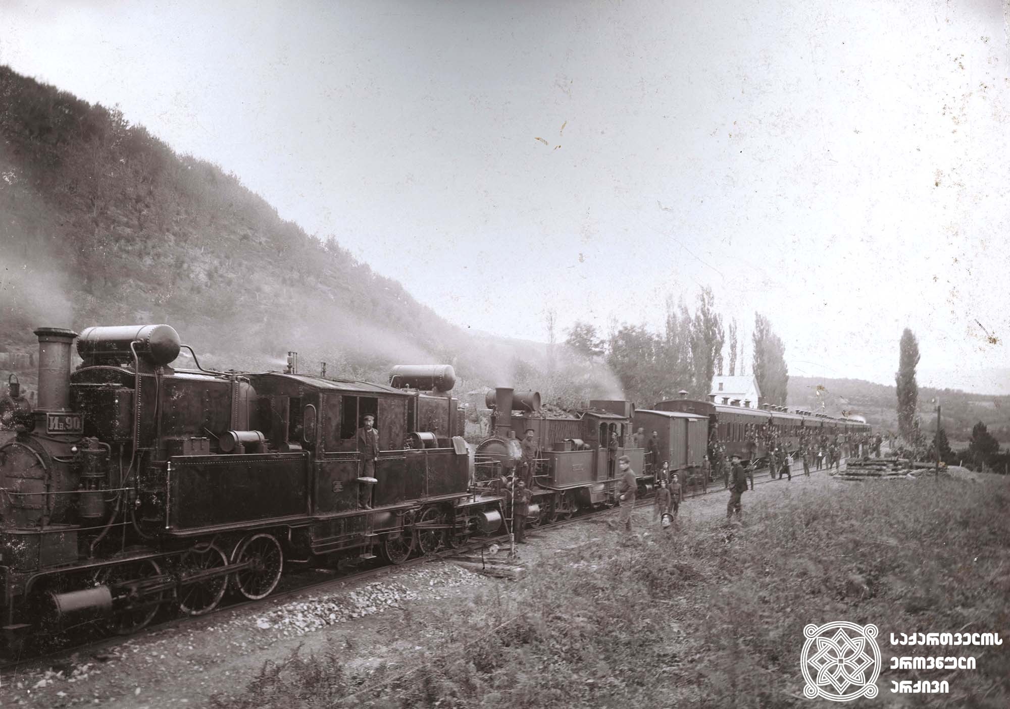 თბილისის ვაჟთა პირველი გიმნაზიის მოსწავლენი მიემგზავრებიან მატარებლით ექსკურსიაზე ქუთაისში. XIX-XX საუკუნეების მიჯნა. <br>
Students of the First Boys' Gymnasium of Tbilisi are travelling by train to Kutaisi. The turn of the XIX-XX centuries.