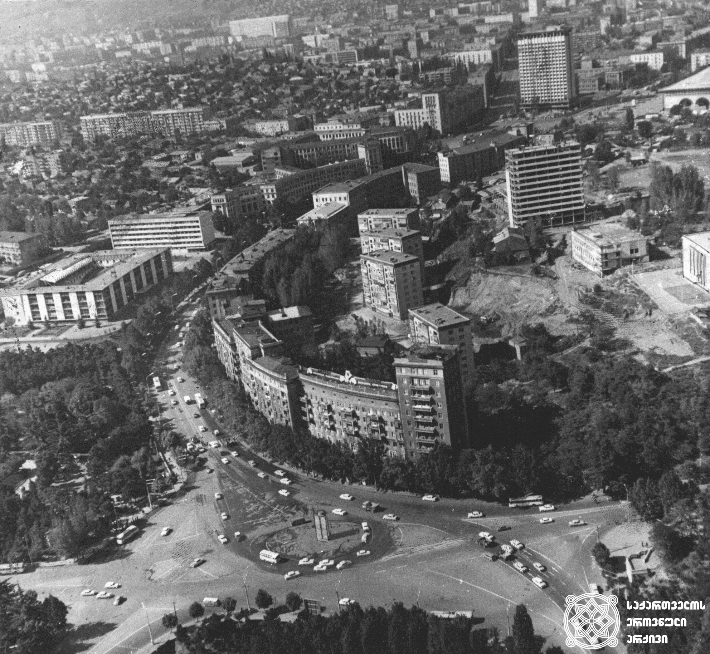 1970-იანი წლები
გმირთა მოედანი, კოსტავას ქუჩა, ტელევიზიის შენობა.
<br>
1970s
Heroes Square, Kostava Street, Television building.