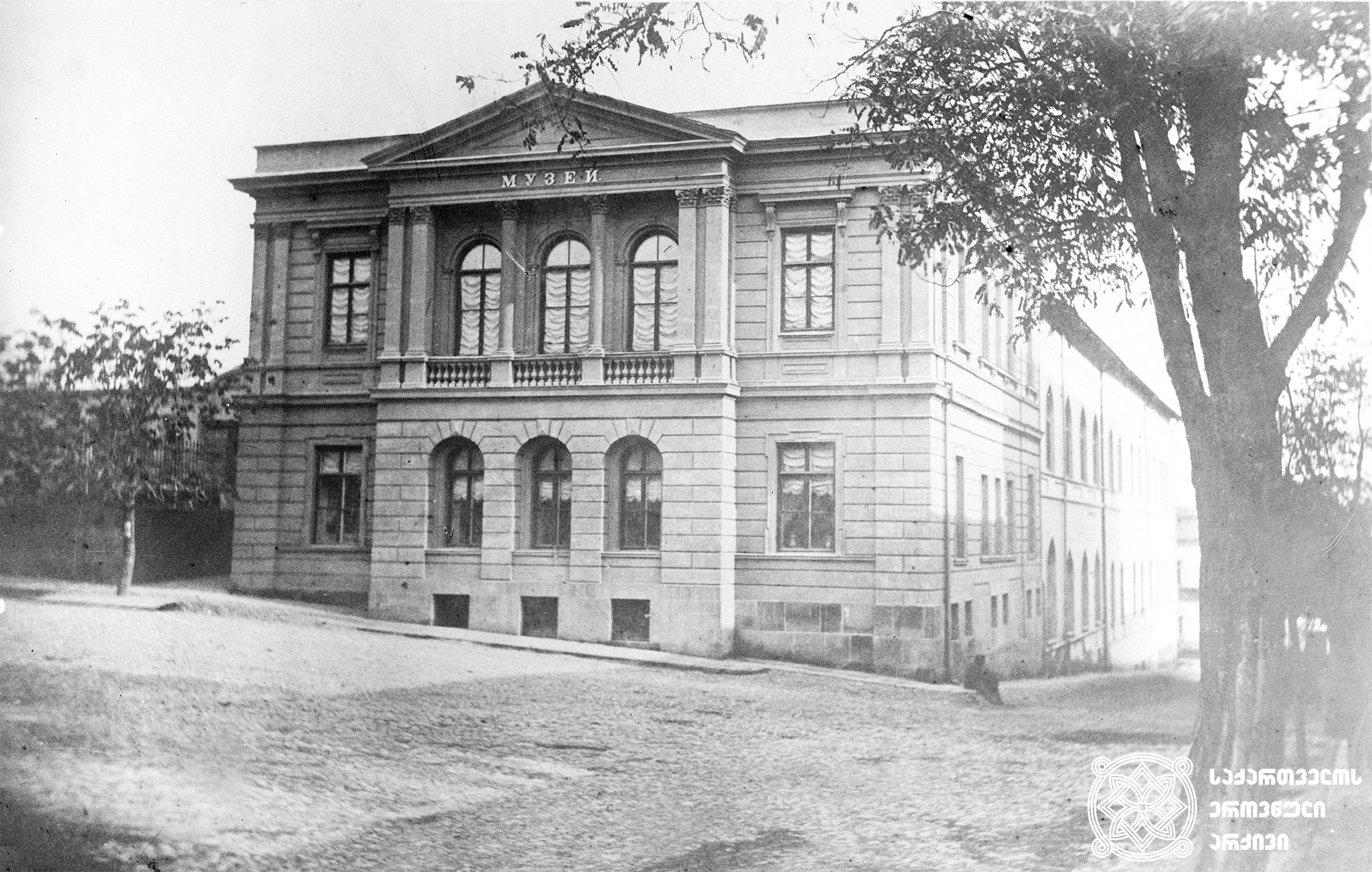 კავკასიის მუზეუმის შენობა, გოლოვინის პროსპექტის, ატამანის ქუჩისა და ნიკოლოზის  (დღევანდელი შოთა რუსთაველის გამზირი, ლადო გუდიაშვილის ქუჩისა და გუდიაშვილის) შესახვევის რკალი. <br>
არქიტექტორები: პირველი სართული - ალბერტ ზალცმანი (1868-1869). <br>
მეორე სართული - ლეოპოლდ ბილფელდი (1879-1880).