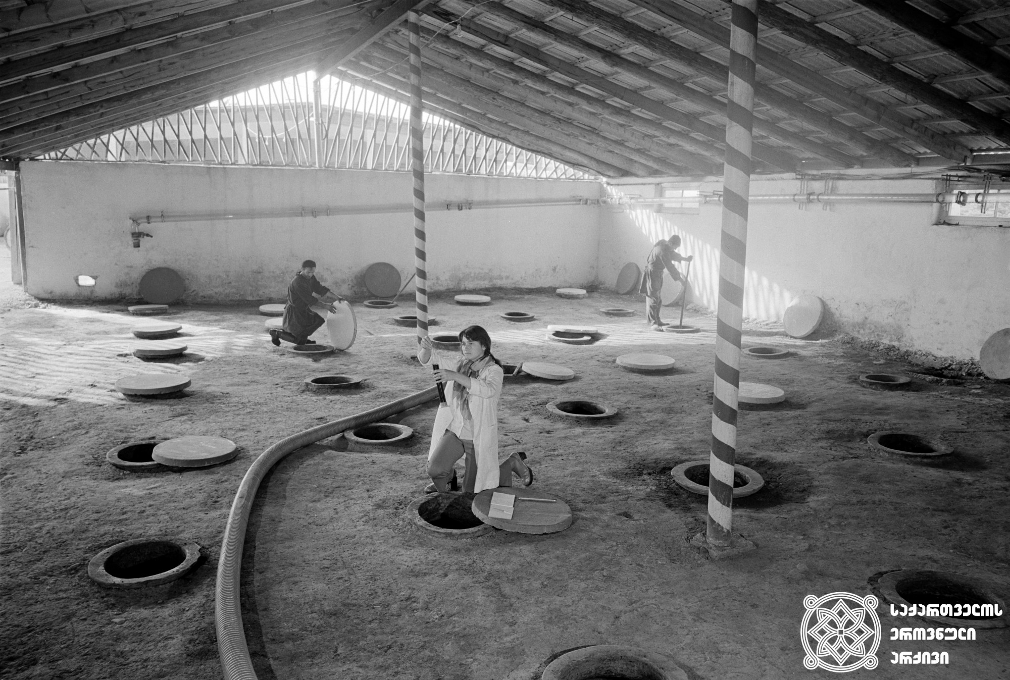 ღვინის ქარხანა<br> 
ფოტო: ვ. სოკოლოვი<br> 
სოფელი ნაფარეული, 1975 წელი <br> 
Wine factory<br>
Photo by V. Sokolov
Village Naphareuli, 1975 <br>