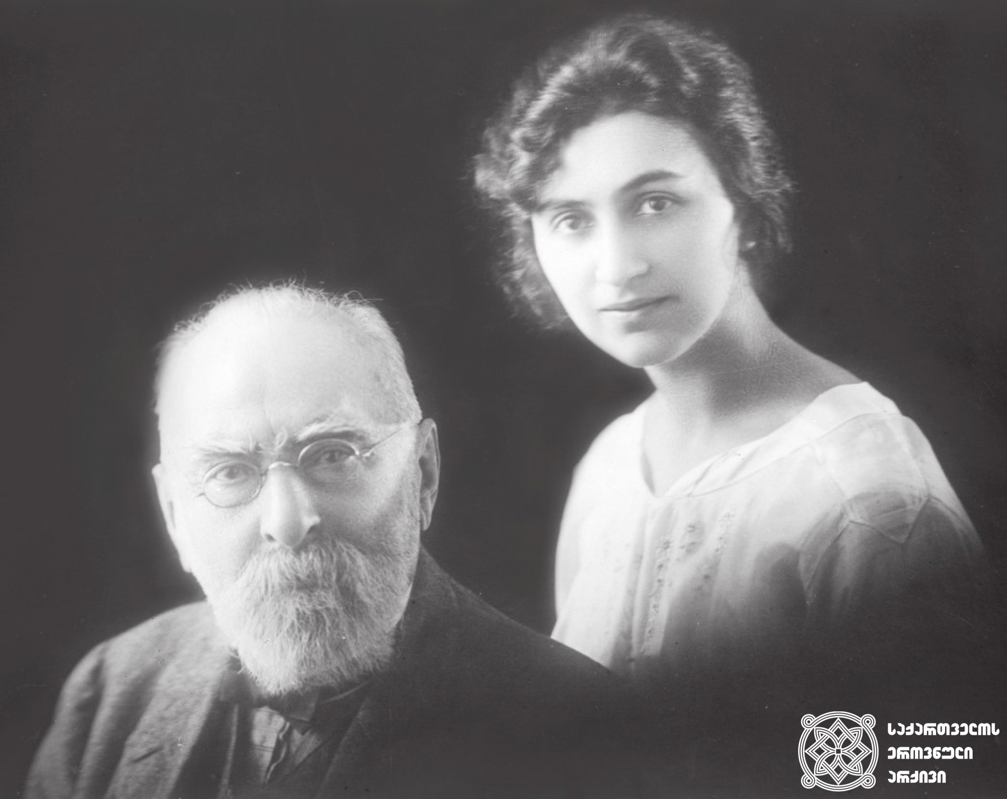 ნიკო ნიკოლაძე თავის ქალიშვილ თამართან ერთად ლონდონში. <br>
1923 წელი. <br>
თამარ ნიკოლაძე (1892-1939) - ფიზიოლოგი. ნიკო ნიკოლაძისა და ოლღა გურამიშვილის შვილი. ერთ-ერთი პირველი ქართველი სპორტსმენი ქალი. სპორტსაზოგადოება „შევარდენის“ წევრი. ნიკო მუსხელიშვილის მეუღლე. <br>
ნიკოლაძე-ღამბაშიძის ფოტოკოლექცია.