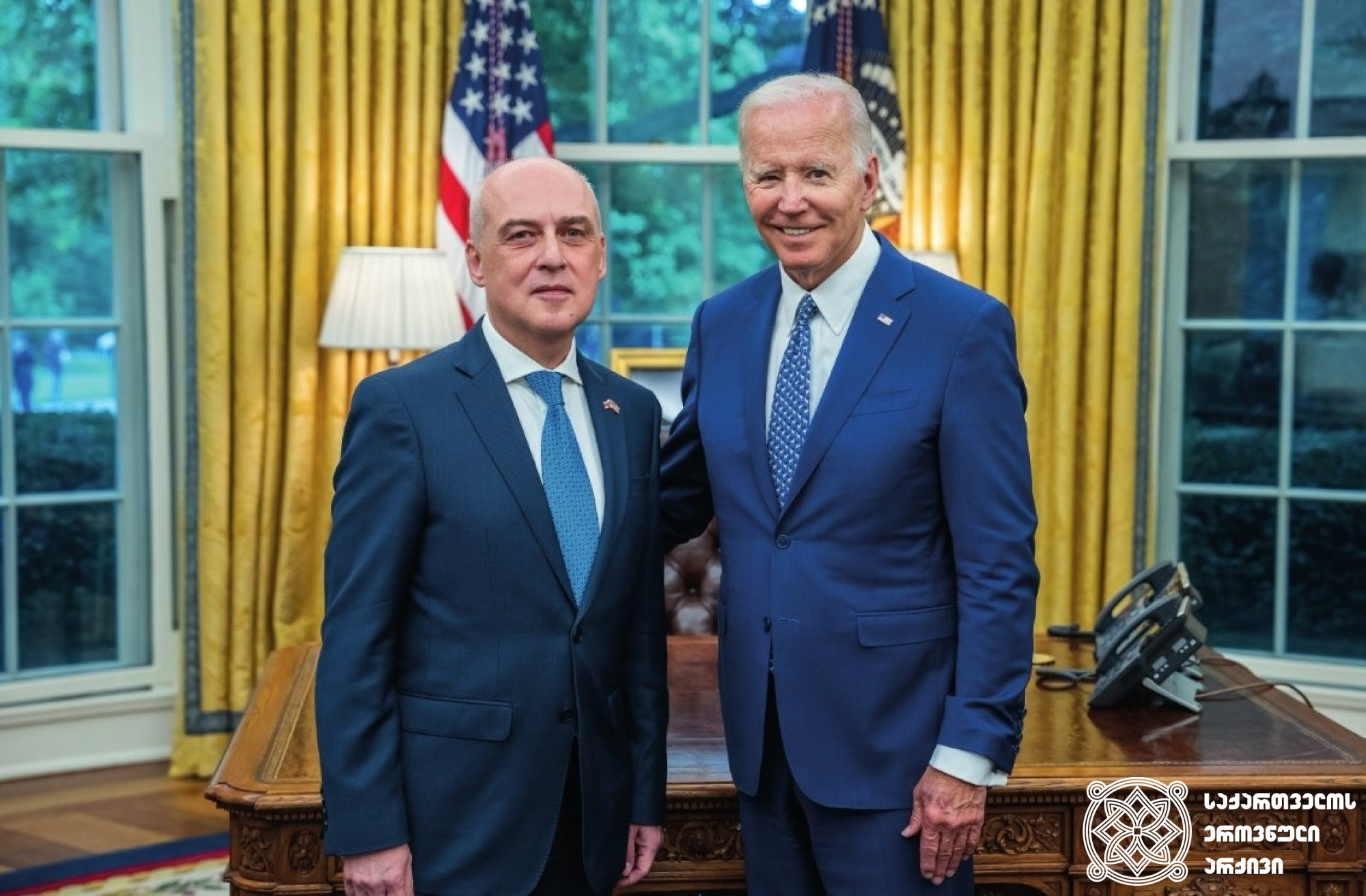 აშშ-ის პრეზიდენტი ჯოზეფ ბაიდენი და საქართველოს ელჩი აშშ-ში დავით ზალკალიანი. <br>
2022 წელი. <br>
ფოტო „თეთრი სახლიდან“. <br> 

U.S. President Joseph Biden and Ambassador of Georgia to U.S. David Zalkaniani. <br> 
2022. <br>
Photo from The White House.
