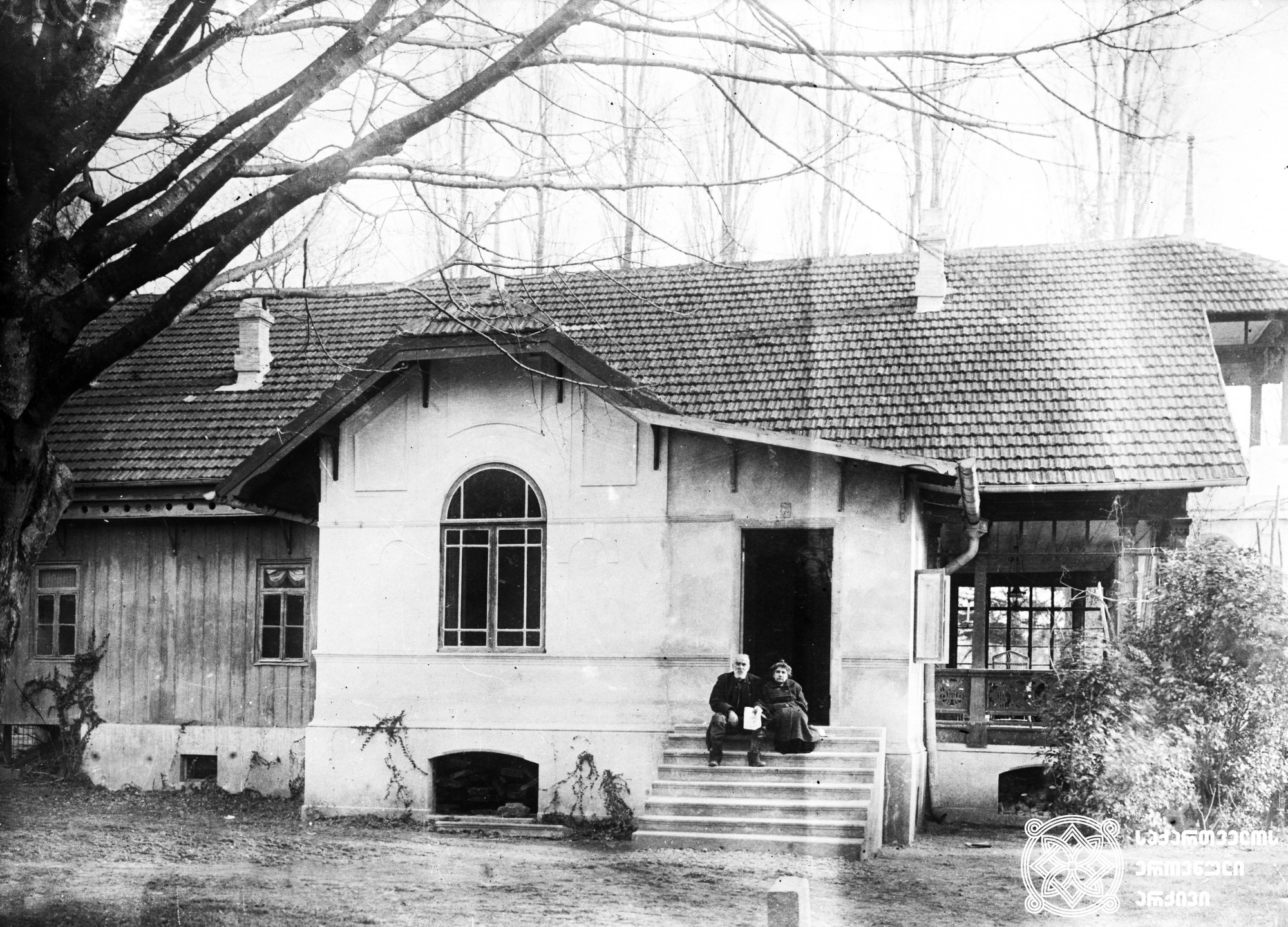 ნიკო ნიკოლაძე და ოლღა გურამიშვილი-ნიკოლაძისა დიდ ჯიხაიშში, საკუთარი სახლის წინ. <br>
1917 წელი. <br>
ნიკოლაზე-ღამბაშიძის ფოტოკოლექცია.