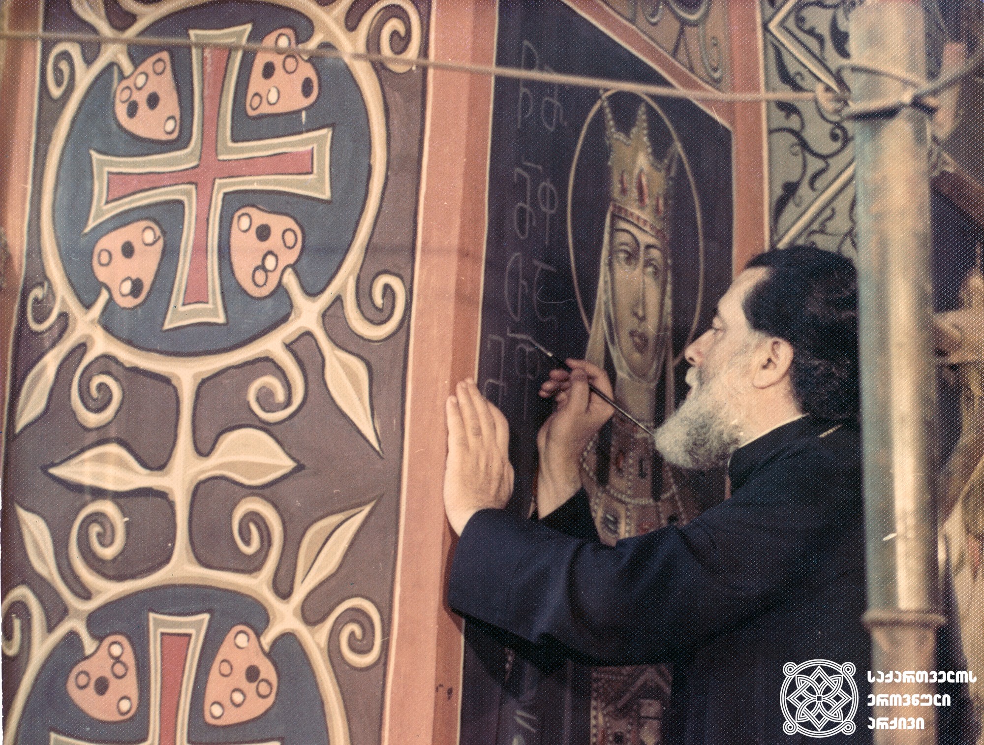 პატრიარქი ილია II ხატავს წმინდა თამარ მეფის ფრესკას დიდუბის ტაძარში. <br>
თბილისი, XX საუკუნის 80-იანი წლები. <br>

Patriarch Ilia II paints a fresco of King Tamar in Didube Cathedral. <br>
Tbilisi, 80s of the 20th century.