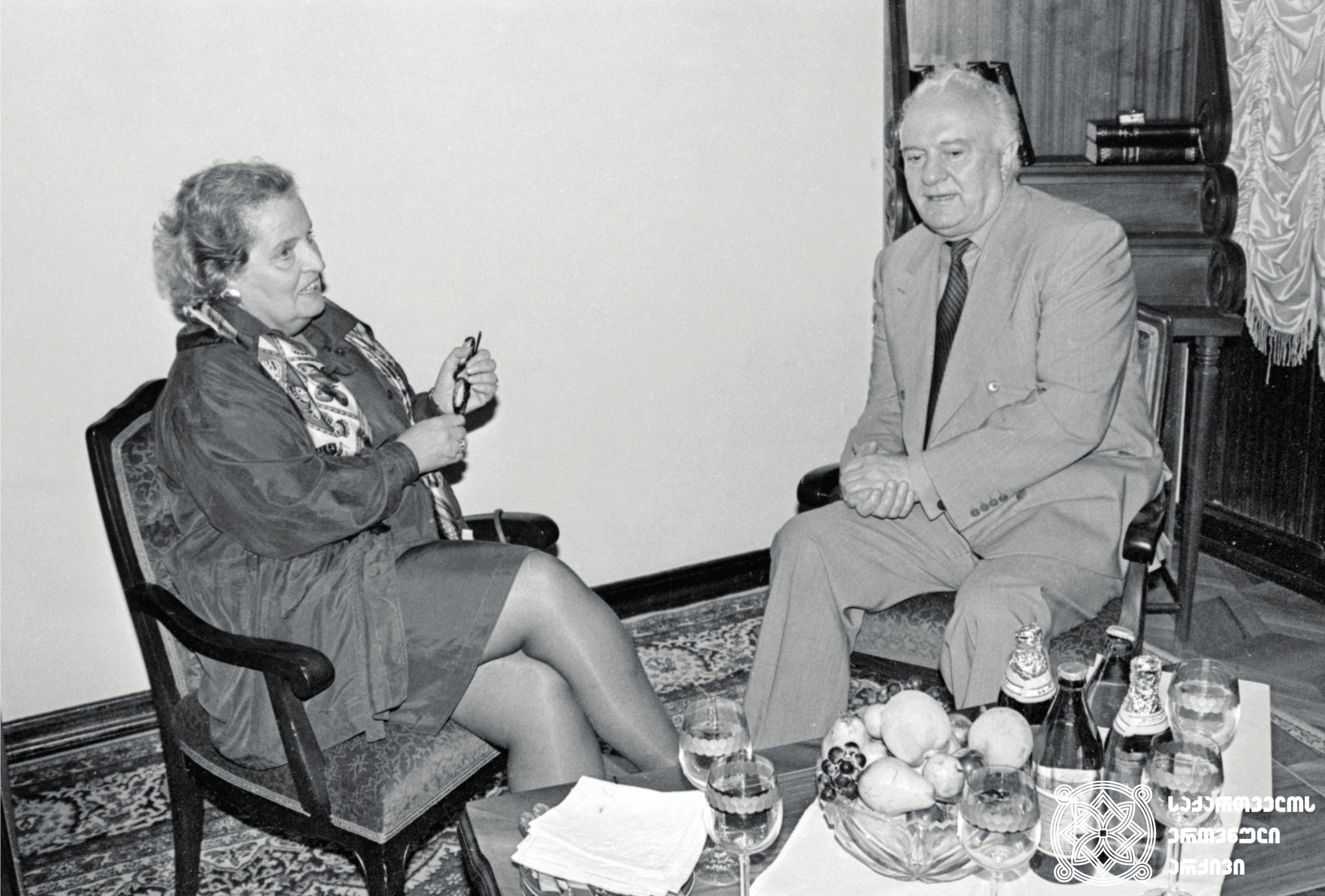 გაეროში აშშ-ის ელჩის, მადლენ ოლბრაიტის ვიზიტი თბილისში. <br>
1994 წელი. <br>
ვლადიმერ ვალიშვილის ფოტო.<br> 

U.S. Ambassador to the United Nations, Madeleine Albright, paid a visit to Tbilisi. <br>
1994.<br> Photo by Vladimer Valishvili.
