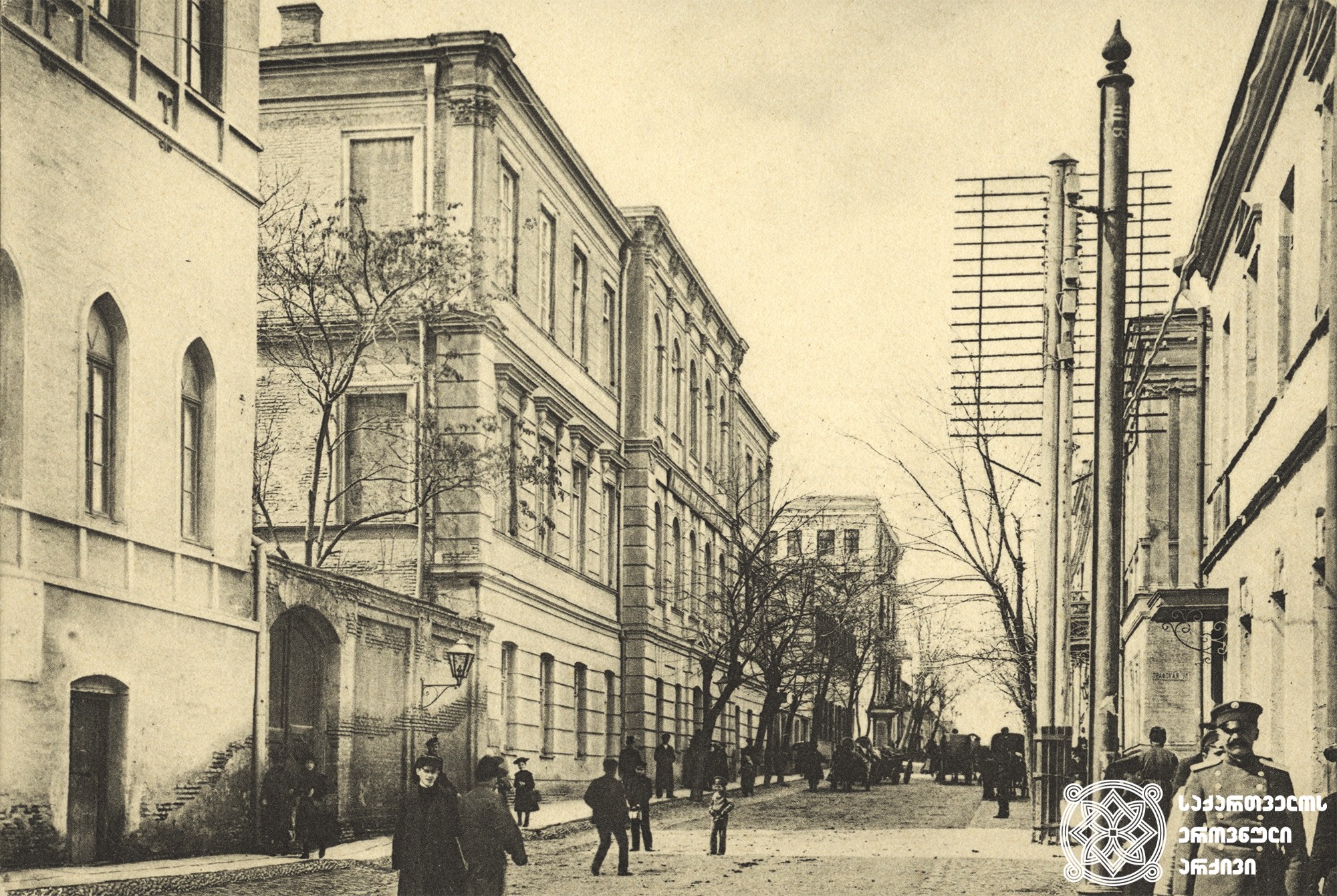 ქალთა პირველი გიმნაზია ატამანის (დღევანდელი ლადო გუდიაშვილის) ქუჩაზე
სასწავლებლის მშენებლობა დასრულდა 1874 წლის ოქტომბერში. <br>
არქიტექტორი ალბერტ ზალცმანი. <br>
ფოტო დიმიტრი ერმაკოვის კოლექციიდან [1890-1910].