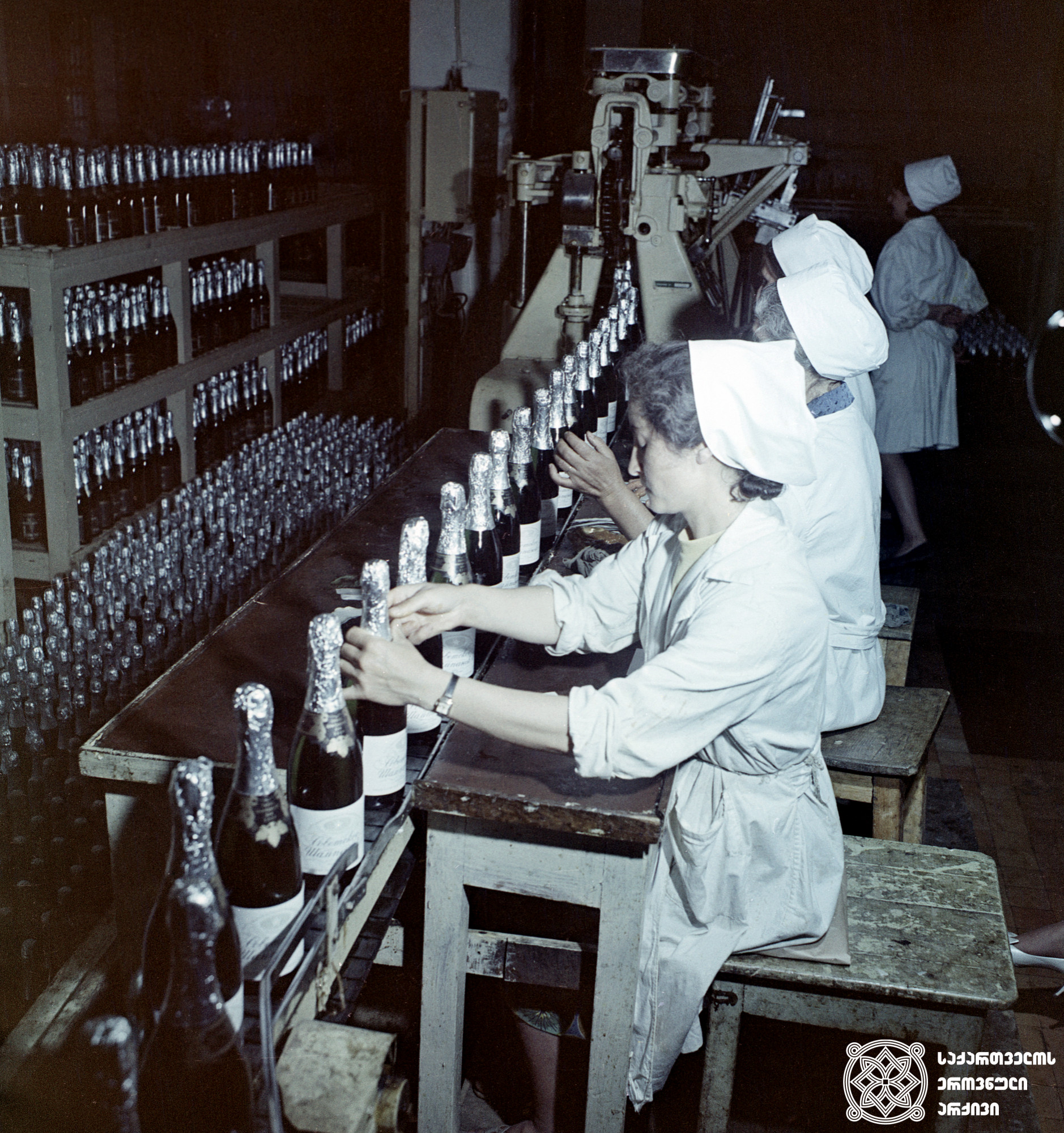 კონვეირი შამპანურის ქარხანაში <br>
1971 წელი <br>
ფოტო: პ. ოდიკაძე <br>
Conveir in champagne factory <br>
Photo by P. Odikadze <br>
1971