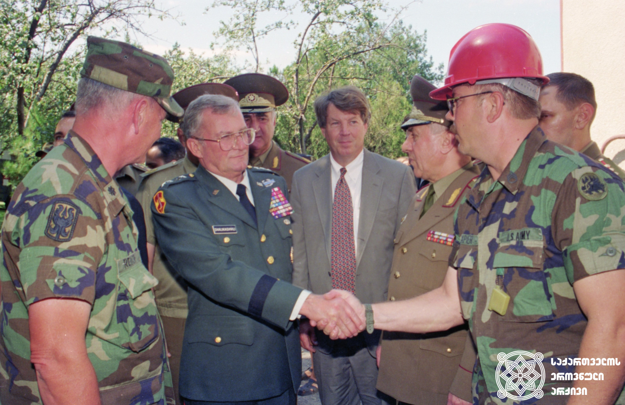 შეერთებული შტატების არმიის გენერალ ჯონ მალხაზ შალიკაშვილის ვიზიტი საქართველოში. <br>
1995 წელი. <br>
სერგო ედიშერაშვილის ფოტო. <br>

United States Army General John Malchase Shalikashvili paid a visit to Georgia. <br>
1995. <br>
Photo by Sergo Edisherashvili.