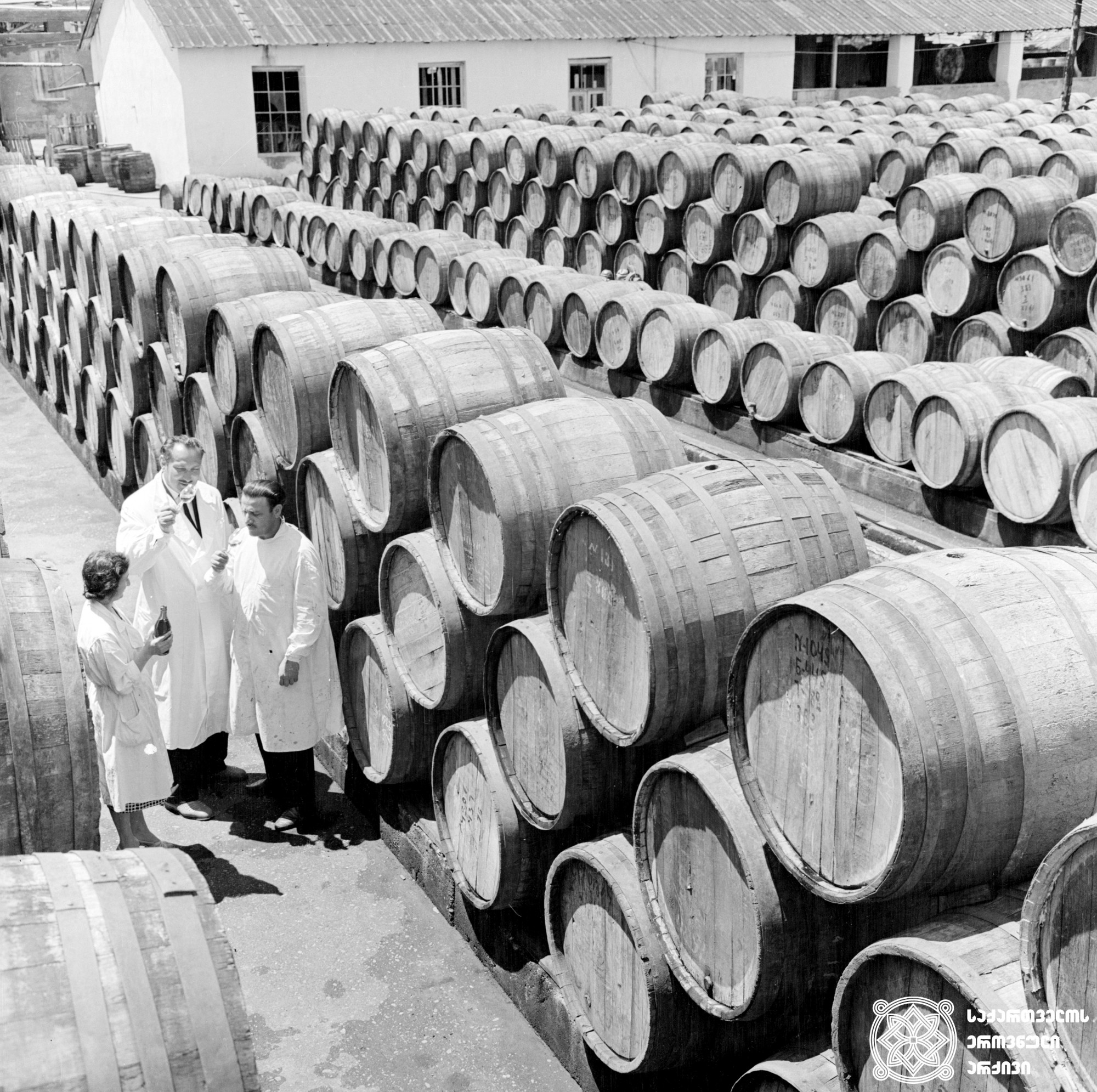 ღვინის ქარხანა<br> 
ფოტო: ბონდო დადვაძე<br> 
გურჯაანი, 1972 წელი <br> 
Wine factory<br>
Photo by Bondo Dadvadze
Gurjaani, 1972 <br>