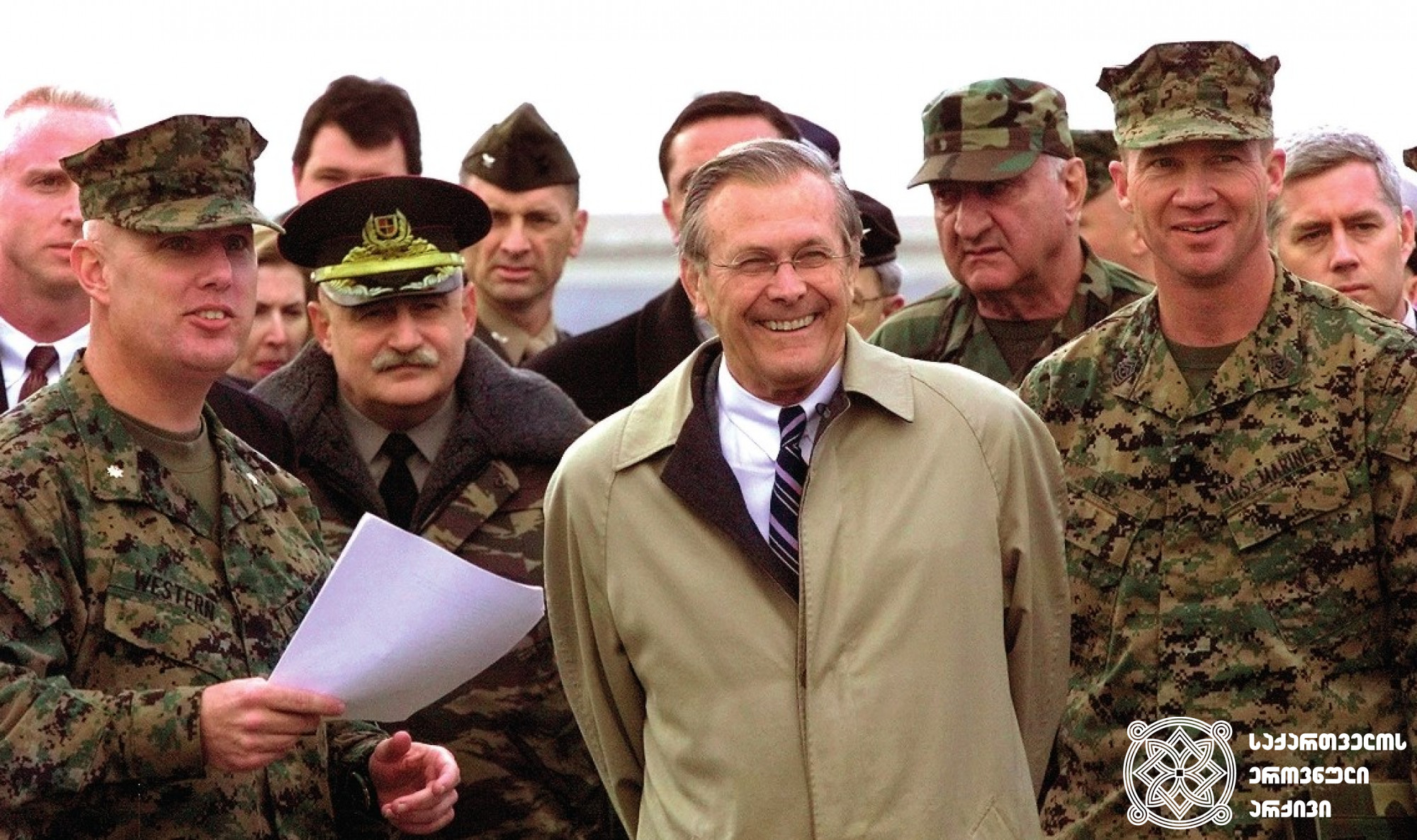 აშშ-ის თავდაცვის მდივანი დონალდ რამსფელდი კრწანისის საწვრთნელ ბაზაზე. 
2003 წლის დეკემბერი. <br>
AP ფოტო/შახ აივაზოვი <br> 

U.S. Secretary of Defense, Donald Rumsfeld, visiting the Krtsanisi training base. 
December 2003. <br>
AP Photo/Shakh Aivazov