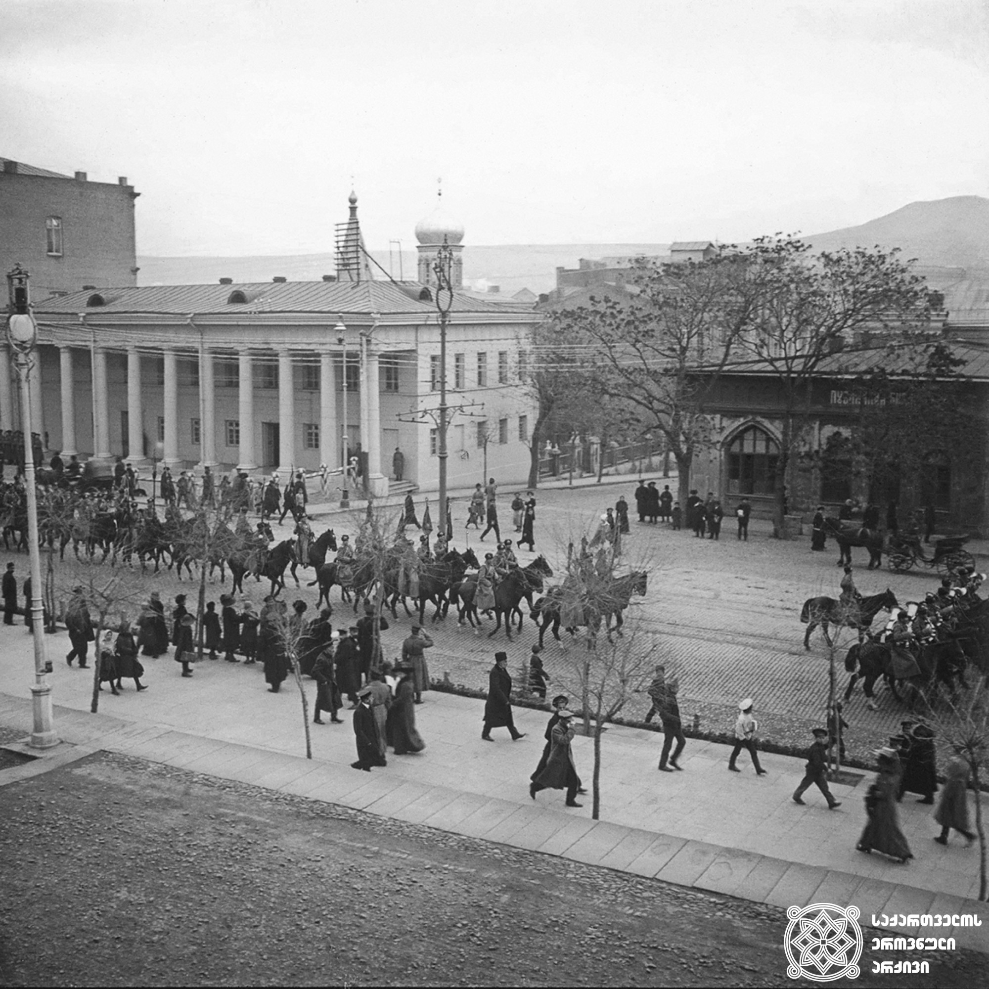 ნიჟეგოროდის პოლკის მარში გოლოვინის პროსპექტზე, თბილისი <br>
1911 წლის 26 ნოემბერი <br>
გიგლო ყარალაშვილის კოლექცია  <br>

March of Nizhny Novgorod Regiment on Golovin Avenue, Tbilisi <br>
November 26, 1911  <br>
Giglo Karalashvili collection