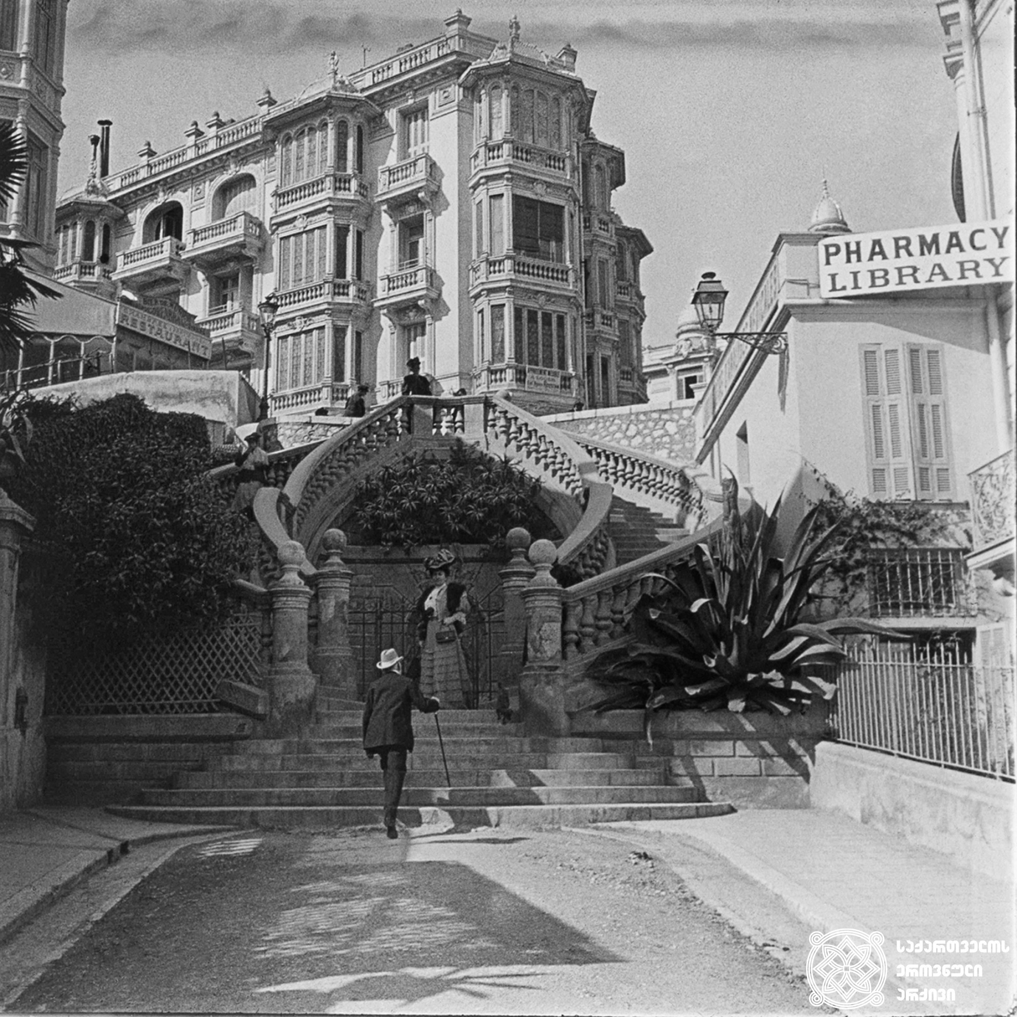 ე.ი. თამამშევა მონტე-კარლოში <br>
1907 წელი <br>
გიგლო ყარალაშვილის კოლექცია <br>

E.I. Tamamsheva in Monte Carlo  <br>
1907  <br>
Giglo Karalashvili collection