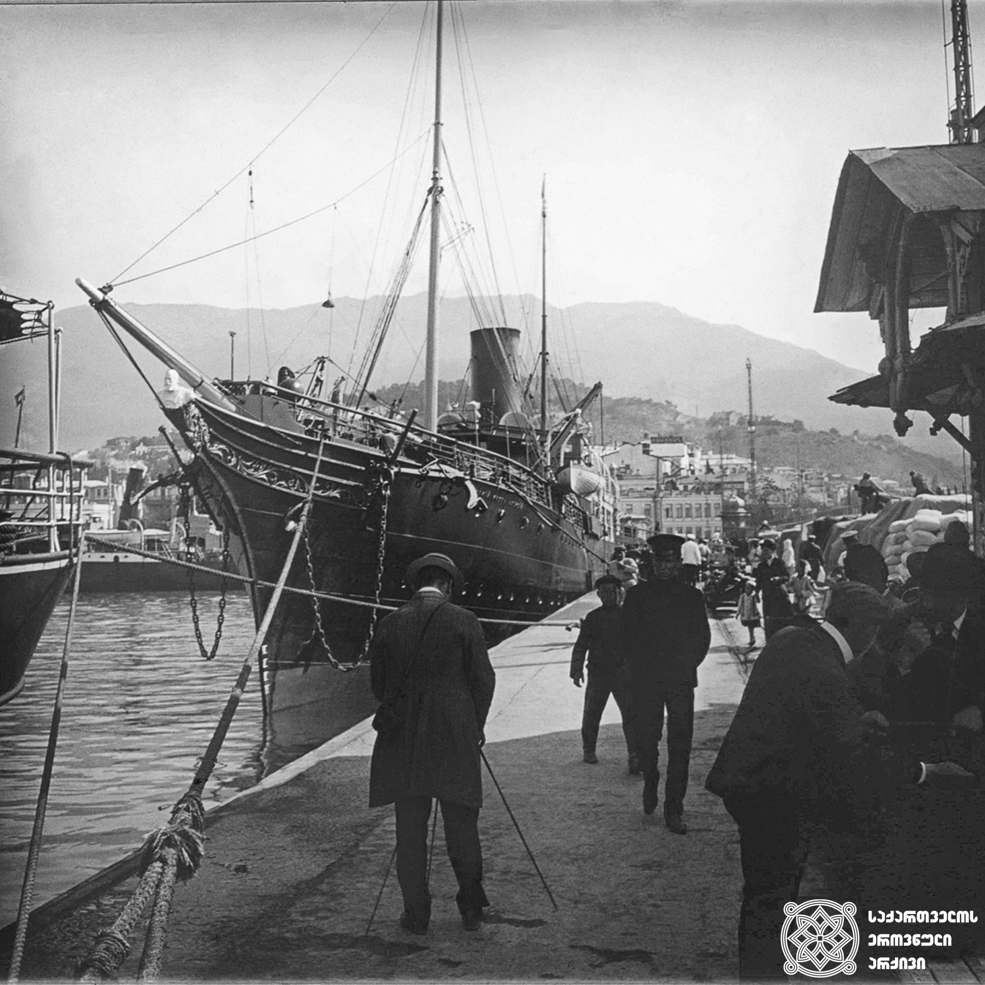 გემი „ალექსი“ ნავსადგურში, იალტა, უკრაინა <br>
1910 წელი <br>
გიგლო ყარალაშვილის კოლექცია  <br>

Ship "Aleksey" in the port, Yalta, Ukraine <br>
1910 <br>
Giglo Karalashvili collection