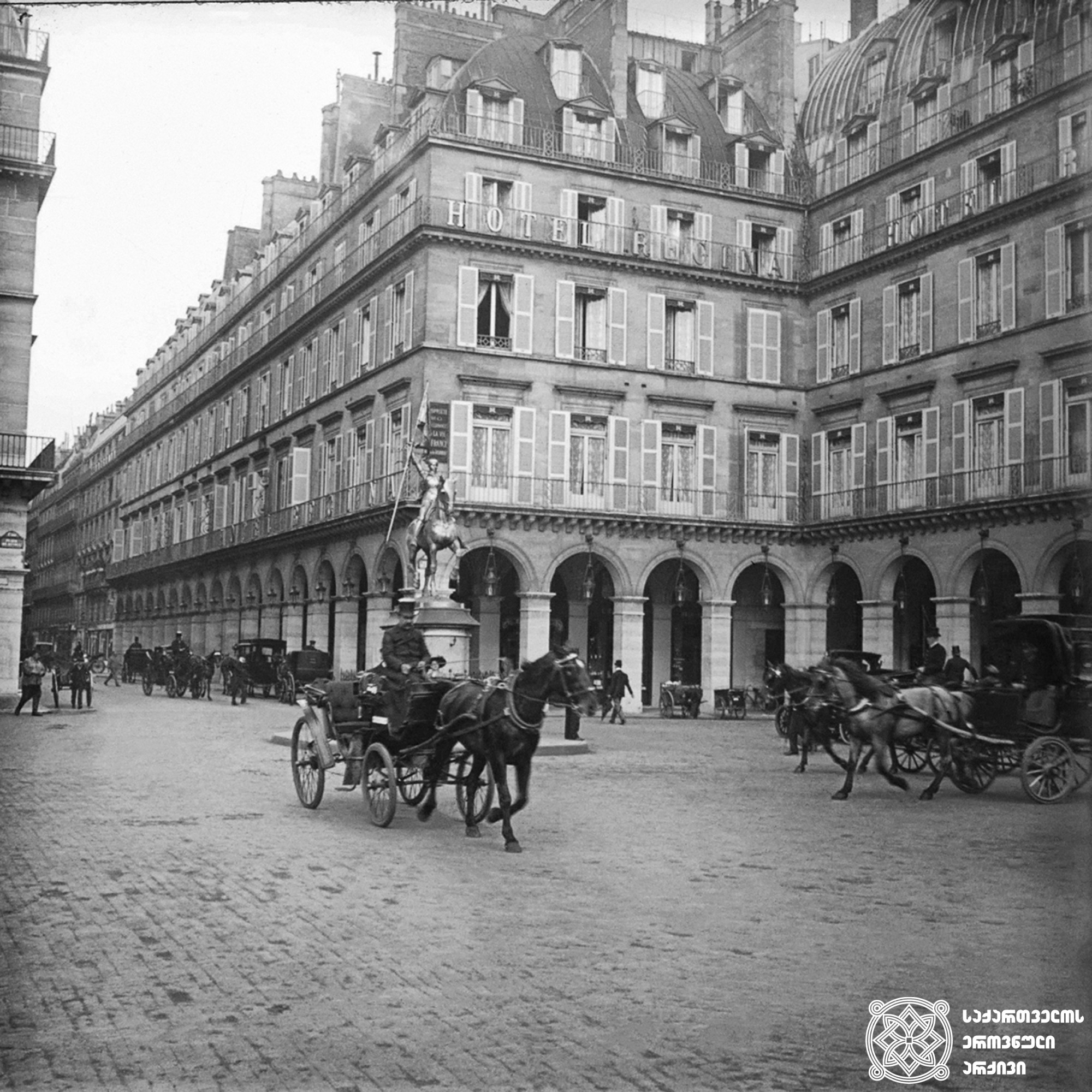 ჟანა დ’არკის ძეგლი, პარიზი <br>
1909 წელი <br>
გიგლო ყარალაშვილის კოლექცია <br>

Monument to Jeanne d'Arc, Paris <br>
1909 <br>
Giglo Karalashvili collection <br>