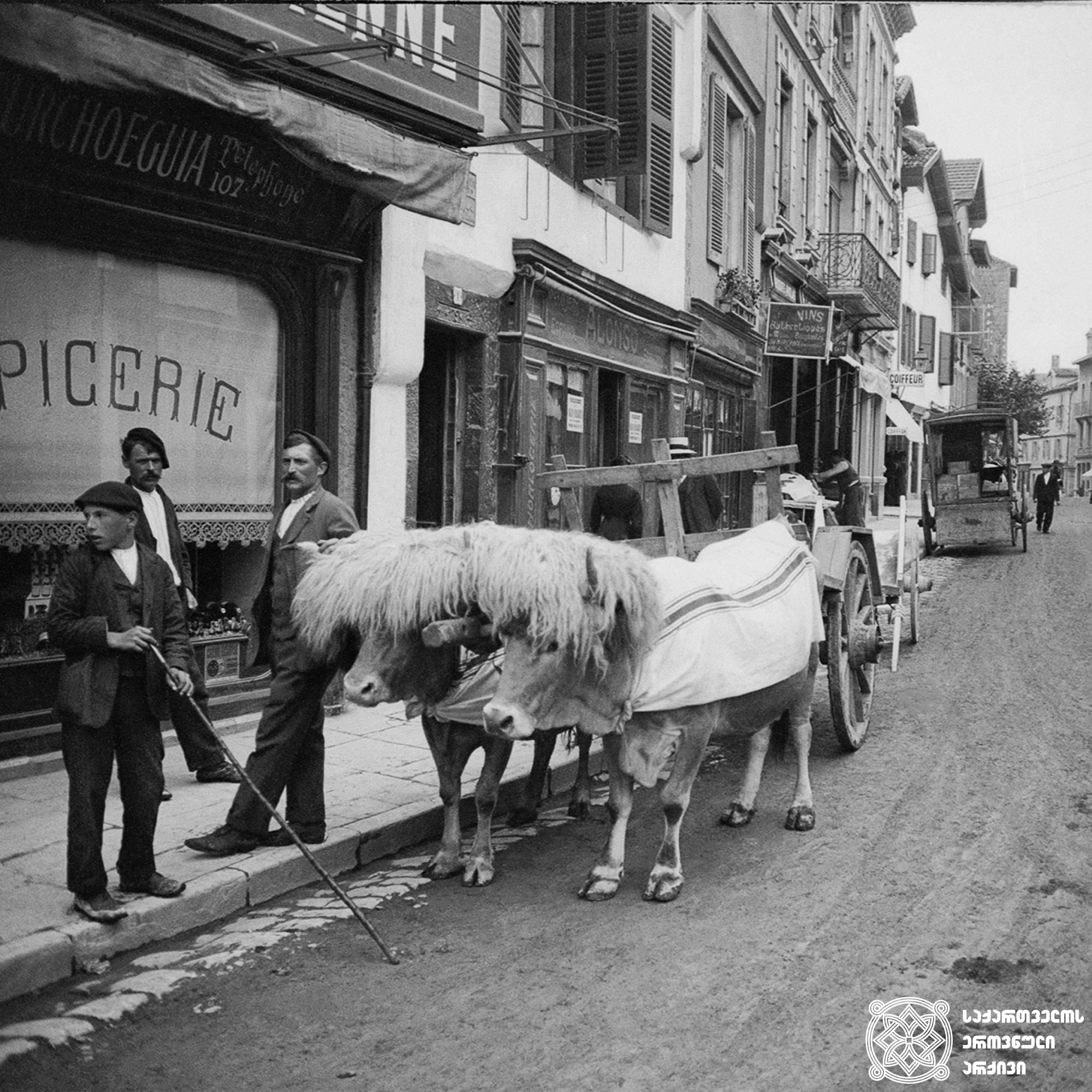 ურემში შებმული ხარები ბიარიცის ქუჩაში, საფრანგეთი <br>
1912 წელი <br>
გიგლო ყარალაშვილის კოლექცია <br>

Bulls in a cart on Biarritz street, France  <br>
1912 <br>
Giglo Karalashvili collection