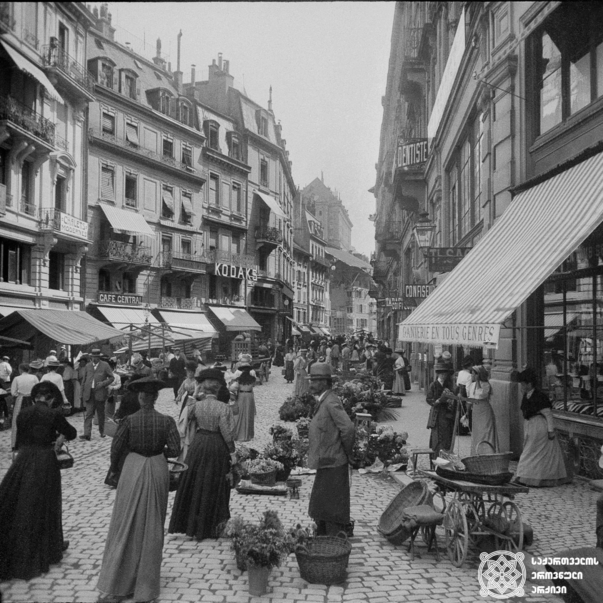 ბაზრობა ლოზანას ქუჩაში, შვეიცარია <br>
1909 წელი <br>
გიგლო ყარალაშვილის კოლექცია <br>

Market on Lausanne Street, Switzerland <br>
1909  <br>
Giglo Karalashvili collection
