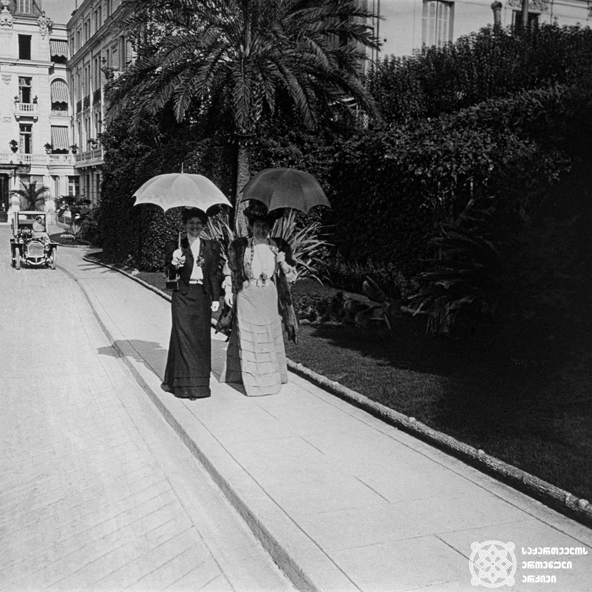 ქალბატონი კაპშა და ე.ი. თამამშევა სასტუმრო „მეტროპოლთან“, მონტე-კარლო, მონაკო <br>
1907 წელი <br>
გიგლო ყარალაშვილის კოლექცია <br>

Ms. Kapsha and E.I. Tamasheva at the Metropolis Hotel, Monte Carlo, Monaco <br>
1907 <br>
Giglo Karalashvili collection