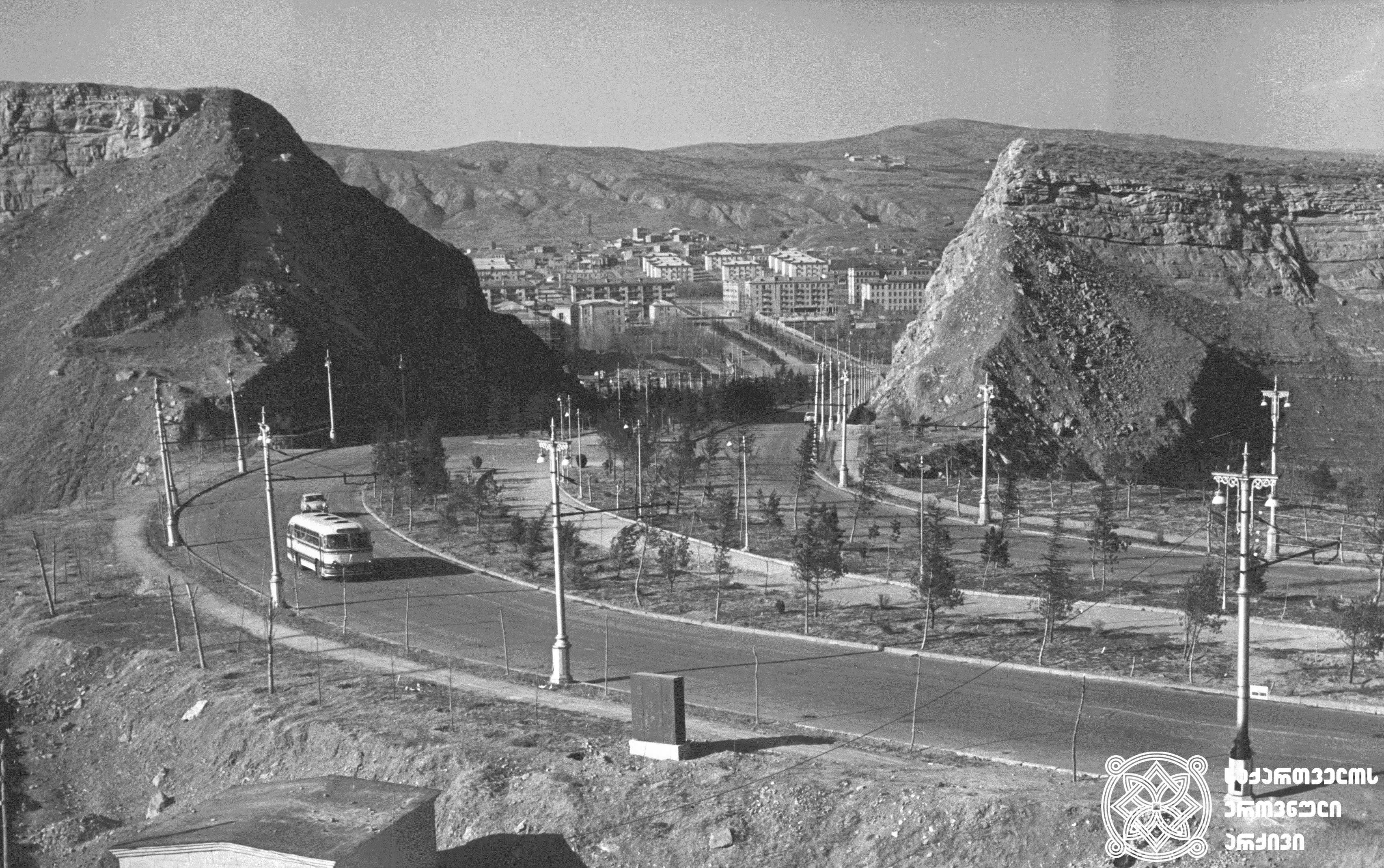 1960-იანი წლები
ვაკე-საბურთალოს ახალი გზა.
<br>
1960s
New road of Vake-Saburtalo.