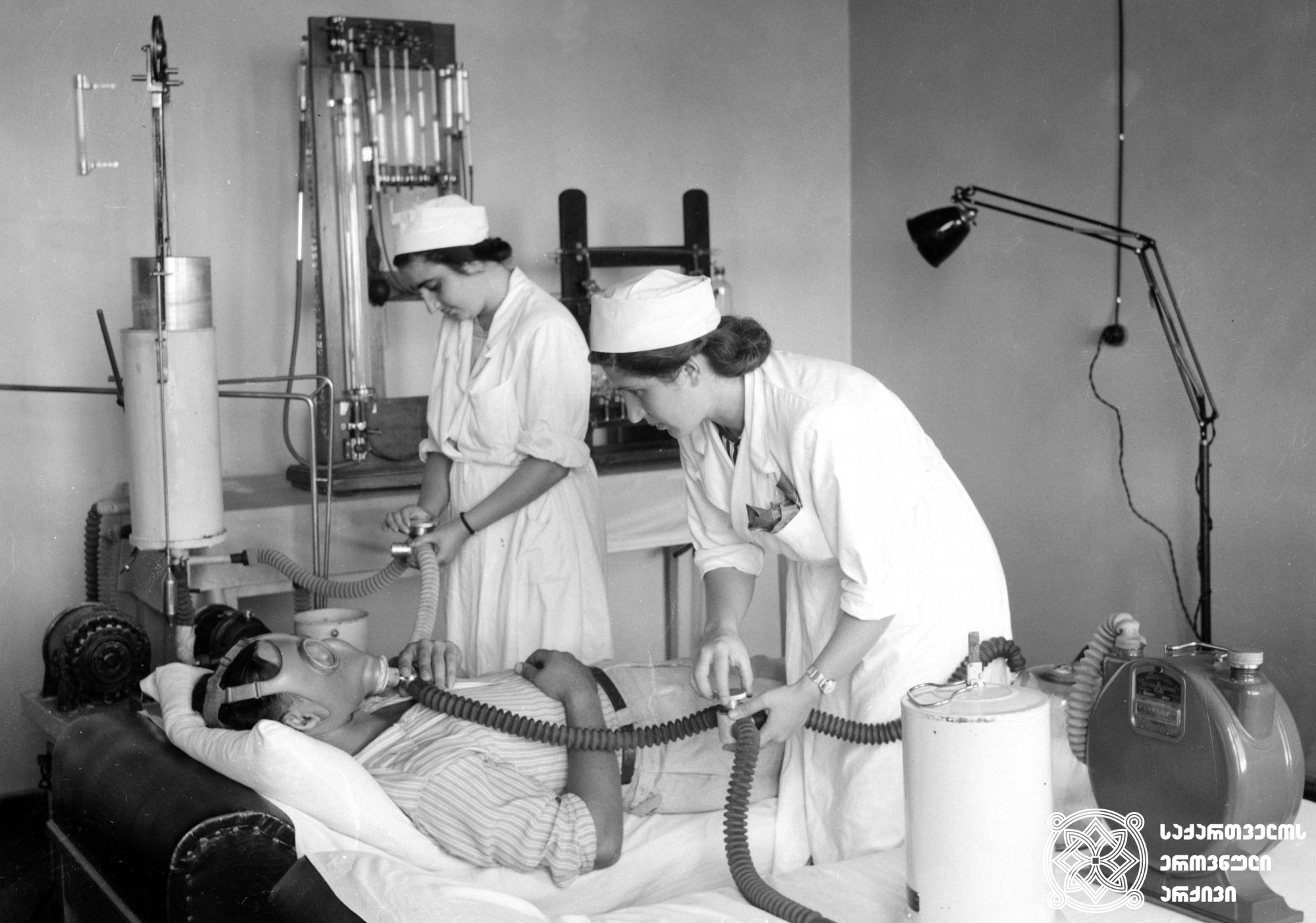 სანატორიუმ „შახტიორის“ ლაბორატორია. წყალტუბი, 1951 წელი. <br>
The laboratory of the Sanatorium “Shakhtiori”. Tskaltubo, 1951.