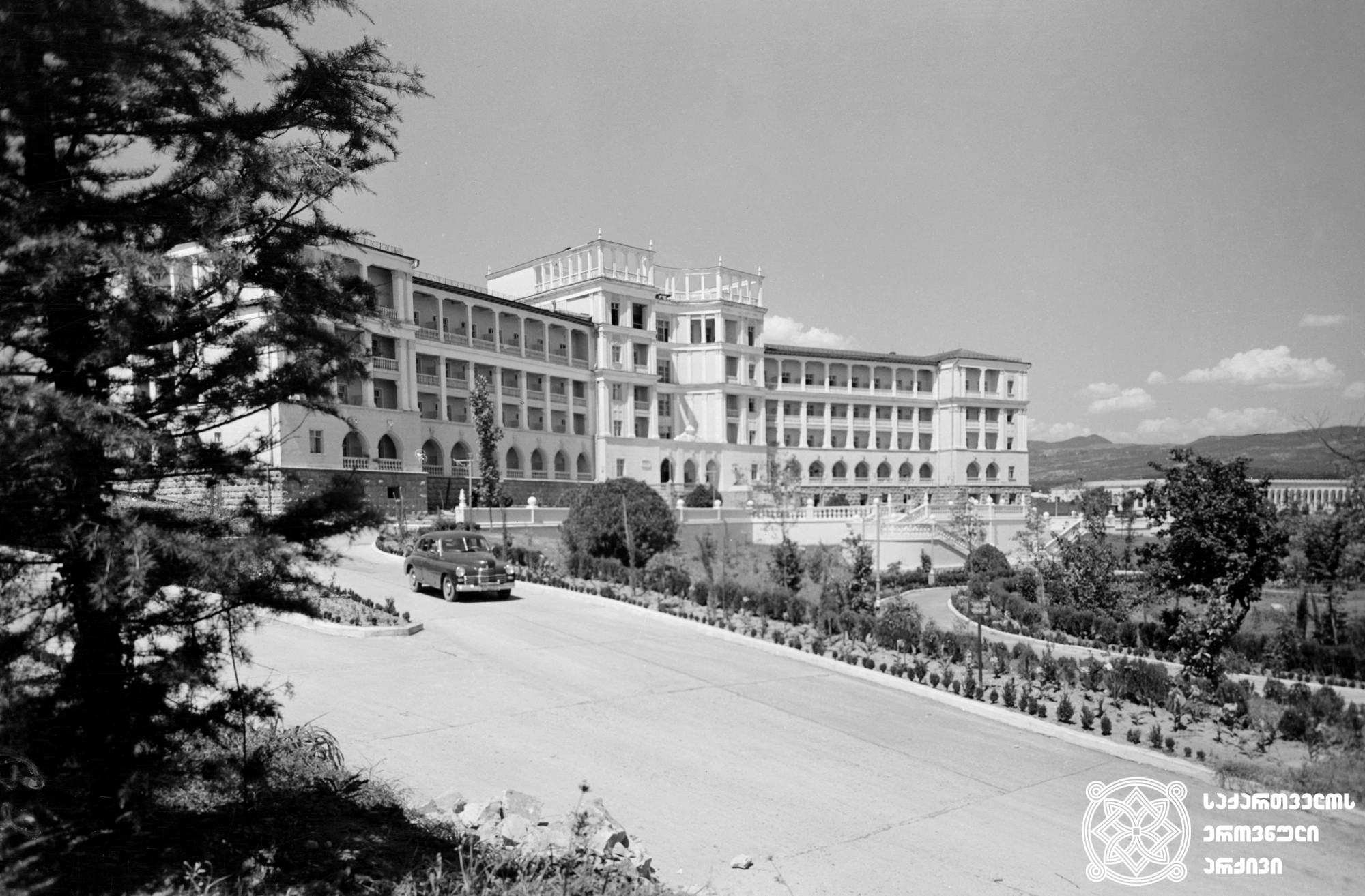სანატორიუმი „თბილისი“. წყალტუბო, 1960 წელი. <br>
ფოტოს ავტორი პ. ლუცენკო. <br>
The Sanatorium “Tbilisi”. Tskaltubo, 1960. <br>
Photo by P. Lutsenko.