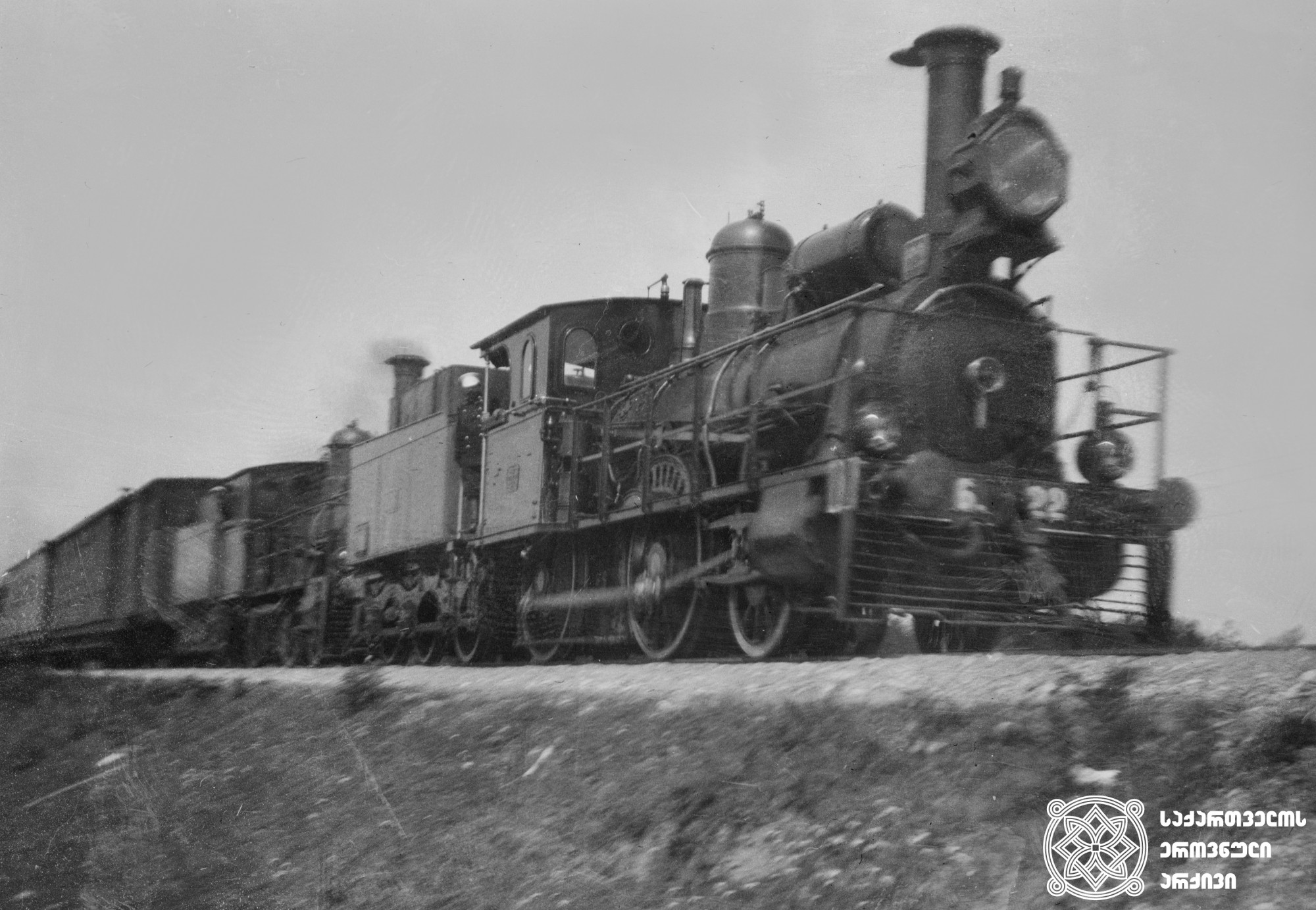 სადგურ სამტრედიისკენ მიმავალი მატარებელი. <br>
ფოთი-თბილისის რკინიგზა, 1904 წელი.
<br>
ნიკოლაძე-ღამბაშიძის ფოტოკოლექცია.