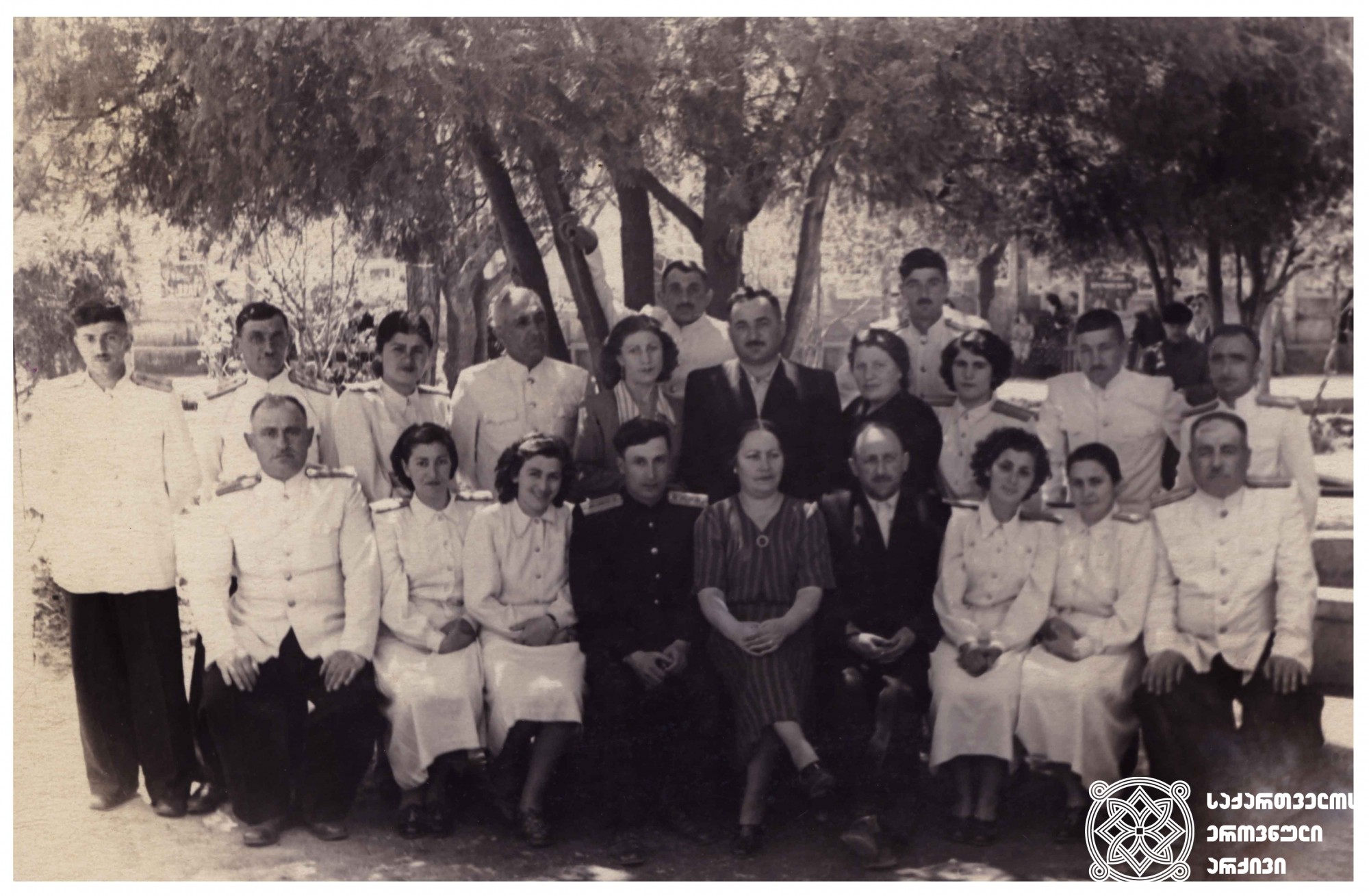 მარო თარხნიშვილი გორის რკინიგზის კლუბის ანსამბლის წევრებთან ერთად. <br>
1954 წელი, გორი.
