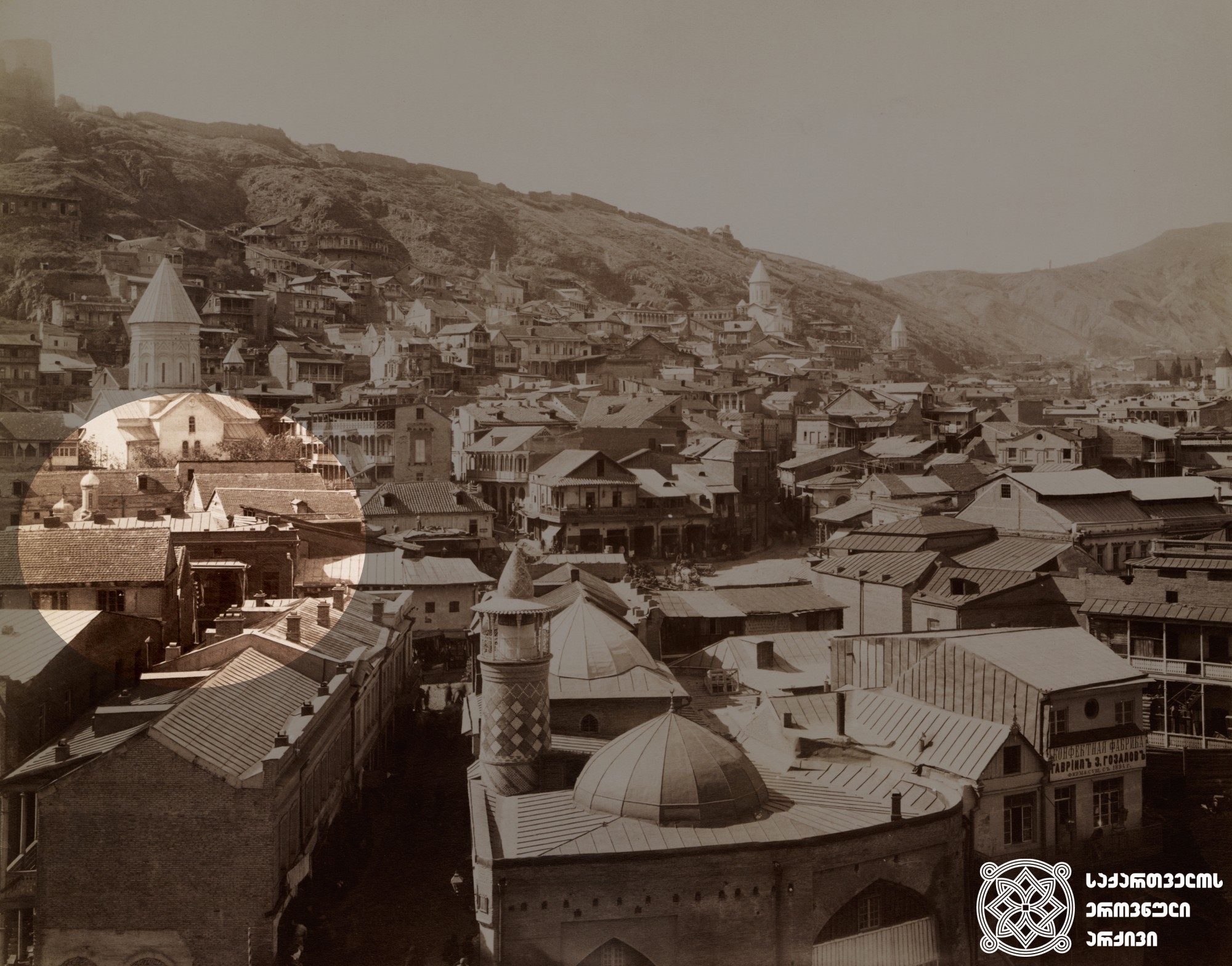 ძველი თბილისი. <br>
ფოტო: დიმიტრი ერმაკოვის კოლექციიდან. <br>
[1890-1900]. <br>
შენიშვნა: ფოტოზე მოჩანს წმინდა ეკატერინეს ბერძნული ტაძრის გუმბათი. <br>
Old Tbilisi. <br>
Photo from Dmitry Ermakov’s collection. <br>
[1890-1900]. <br>
Note: The photo shows the dome of the Greek temple of St. Catherine. <br>