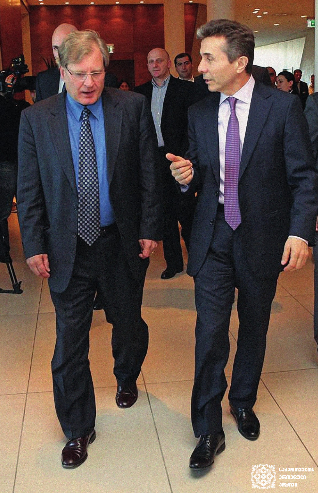 აშშ-ის ელჩი საქართველოში რიჩარდ ნორლანდი და საქართველოს პრემიერ-მინისტრი ბიძინა ივანიშვილი.<br> 
თბილისი, 2013 წელი. <br>
ფოტო ინტერნეტრესურსიდან.<br> 
Ambassador of th U.S. to Georgia Richard Norland and Prime Minister of Georgia Bidzina Ivanishvili. <br>
Tbilisi, 2013. <br>
Photo from internet resource.