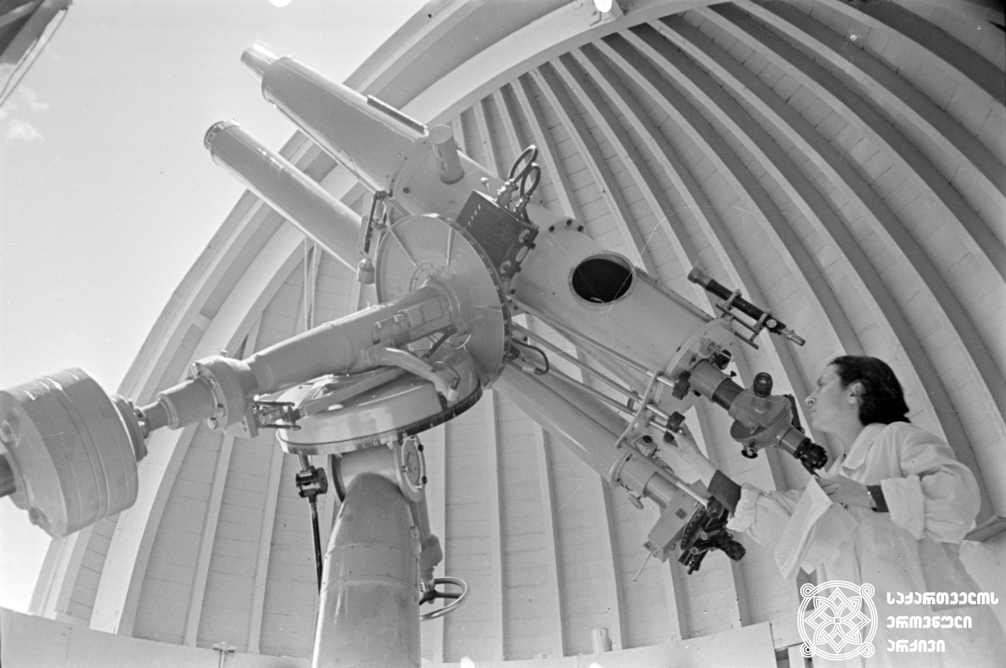აბასთუმნის ასტროფიზიკური ობსერვატორია. ფიზიკა-მათემატიკურ მეცნიერაბათა კანდიდატი ტ. რაზმაძე ტელესკოპთან, <br> 
1957 წელი. <br>