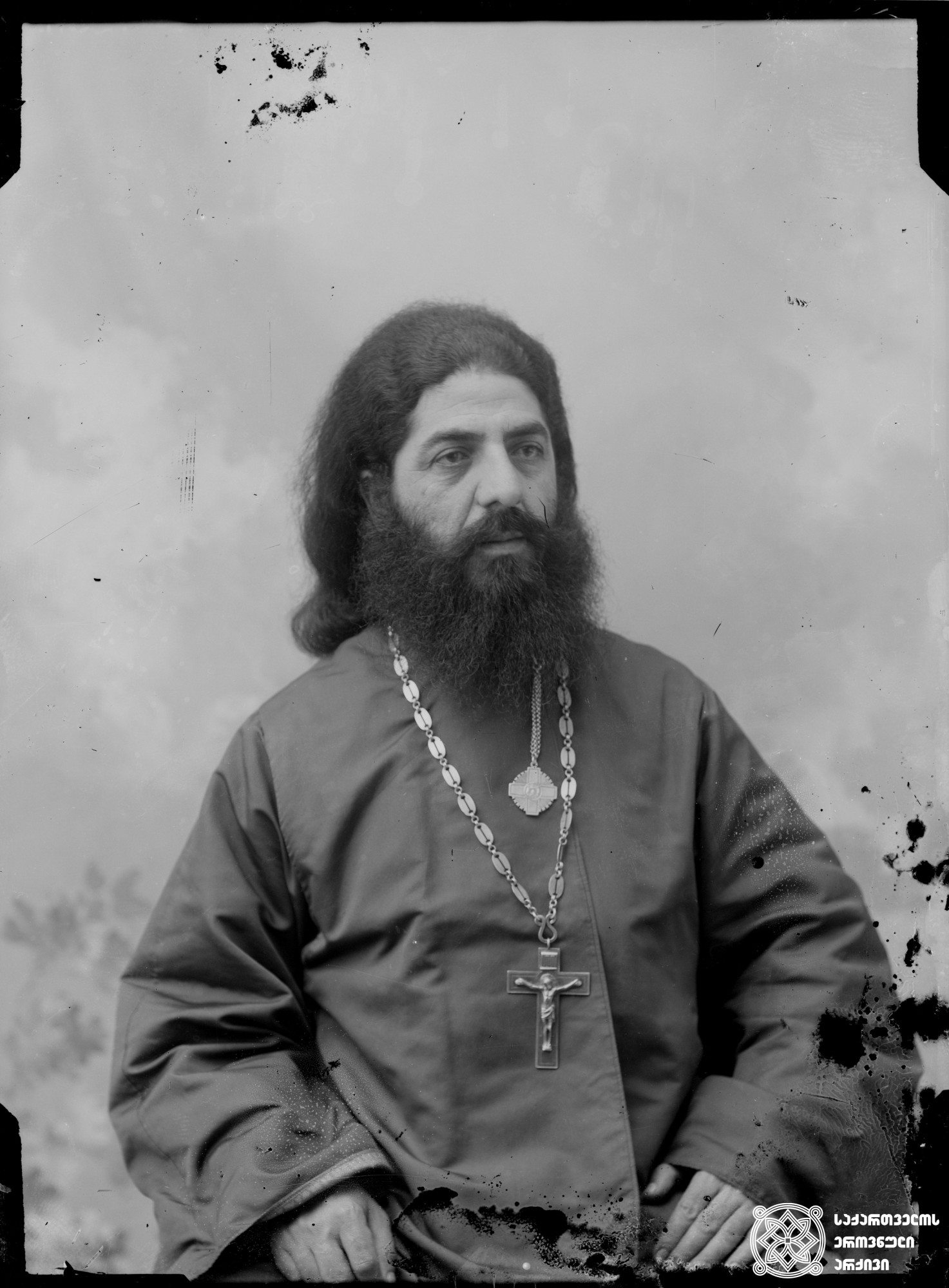 ეპისკოპოსი ნესტორ ყუბანეიშვილი (1853-1938). <br>
მინის ნეგატივი 12X16. <br>
Bishop Nestor Kubaneishvili (1853-1938). <br>
Glass negative 12X16. <br>