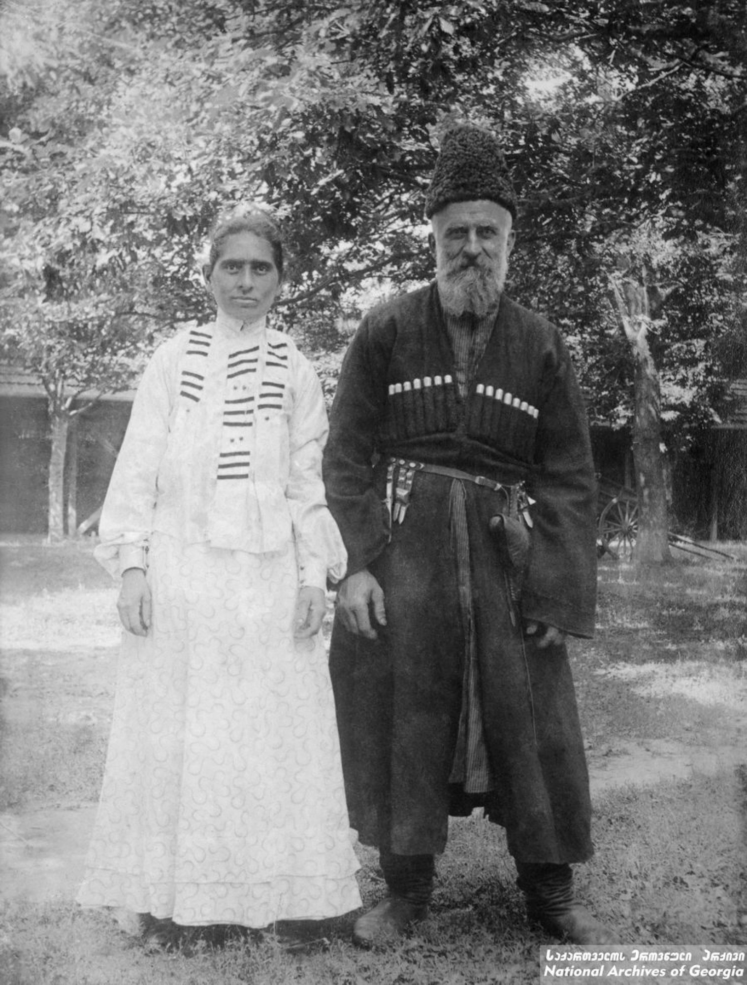 ნიკო ნიკოლაძის მოურავი სიმონ ვაშაკიძე და მისი მეუღლე ელისაბედი. <br>
დიდი ჯიხაიში, სამტრედია. <br>
ფოტო: ნიკო ნიკოლაძე. <br> 
Niko Nikoladze’s house manager and his wife Elisabeth.  <br>
Didi Jikhaishi, Samtredia, Georgia. <br>
Photo: Niko Nikoladze.  <br>