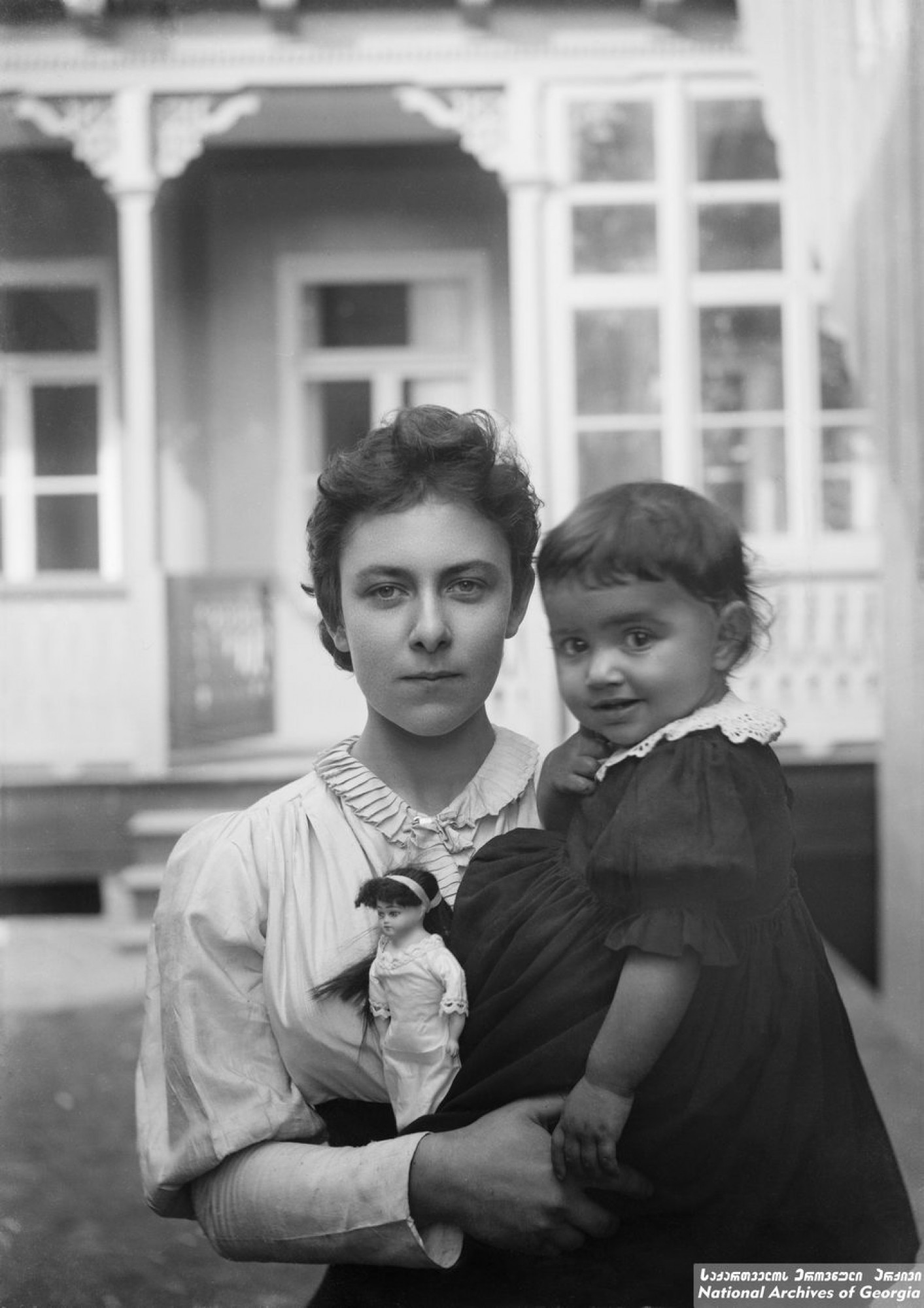 ნინო ზურაბიშვილი, ნიკო ნიკოლაძის უფროსი ქალიშვილი და თამარ ნიკოლაძე / ფოტო: ნიკო ნიკოლაძე. <br>
1893. <br>
Nino Zurabishvili, Niko Nikoladze’s eldest daughter and Tamar Nikoladze. <br>
Photo: Niko Nikoladze. <br>
1870-იან წლებში ანა მაკაროვასგან ნიკო ნიკოლაძეს ქალიშვილი, ნინო შეეძინა. წყვილი ქორწინებაში არ იმყოფებოდა. თავიდანვე დაობლებული ნინო მაკაროვა მამის ხარჯით რუსეთში, პანსიონში იზრდებოდა. მოგვიანებით, როდესაც გადასახლებული ნიკო პეტერბურგში ცხოვრობდა ოლღასთან ერთად, ოლღა გურამიშვილმა 12 წლის გოგონა მოძებნა და შეიფარა. 

სულ ნიკო ნიკოლაძეს 6 შვილი ჰყავდა. პირველი ნინო იყო, შემდეგ, ბოგუმილა ზემიანსკაიასთან ქორწინებაში, დაიბადნენ  თელიკო და ლოლო, ხოლო ოლღა გურამიშვილთან ნიკოს სამი შვილი, რუსუდანი, თამარი და გიორგი შეეძინა.