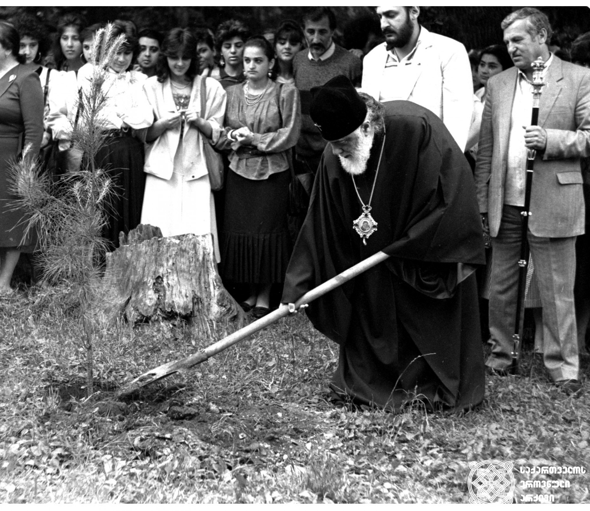 ილია II სრულიად საქართველოს კათოლიკოს-პატრიარქი, ხის დარგვის აქცია ეძღვნება სტიქიით დაზარალებულებს <br>
ბათუმი, 1989 წელი  <br>
Ilia II, Catholicos-Patriarch of All Georgia at the tree planting event dedicated to those affected by the disaster <br>
Batumi, 1989
