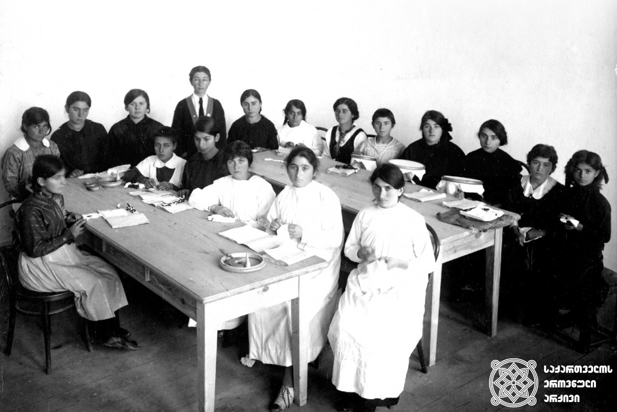 სოხუმის პროფესიული  სასწავლებლის მოსწავლეები და მასწავლებელი ს. გ. ჩიტაძე
1916 წელი. ფოტო ფოტოგრაფია „პროგრესიდან“ <br>
Students of the Sokhumi Vocational School and teacher S. G. Chitadze <br>
1916. Photo from photography "Progress" <br>