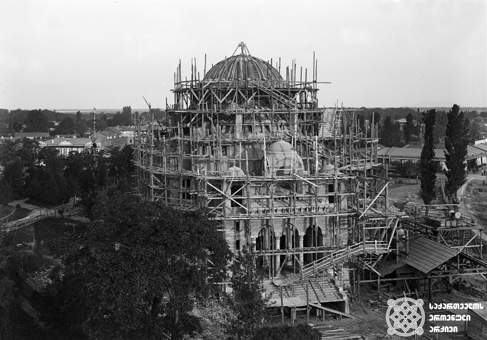 ფოთის მშენებარე ტაძარი. <br>
1906 წელი. <br>
ნიკოლაძე-ღამბაშიძის ფოტოკოლექცია.