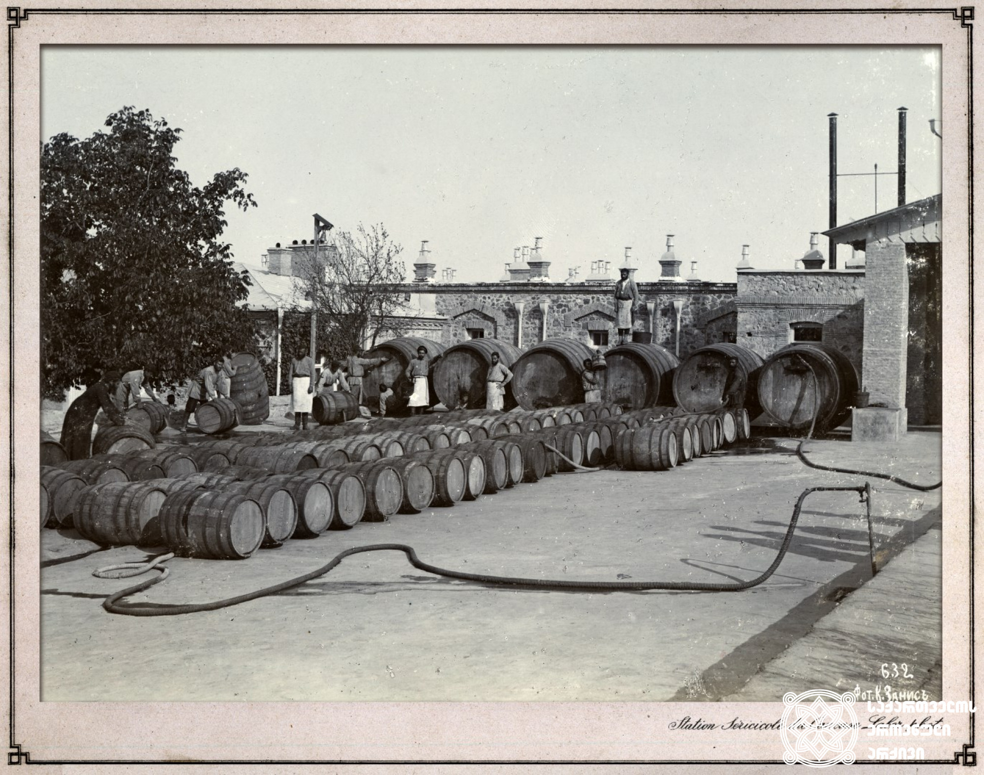 კასრების რეცხვა ღვინის ქარხანაში
<br>
კახეთი, 1900-1905 წლები <br>
ფოტო: კონსტანტინე ზანისი <br>

Barrel washing in the wine factory, Kakheti. <br>
1900-1905 <br>
Photo by Konstantin Zanis