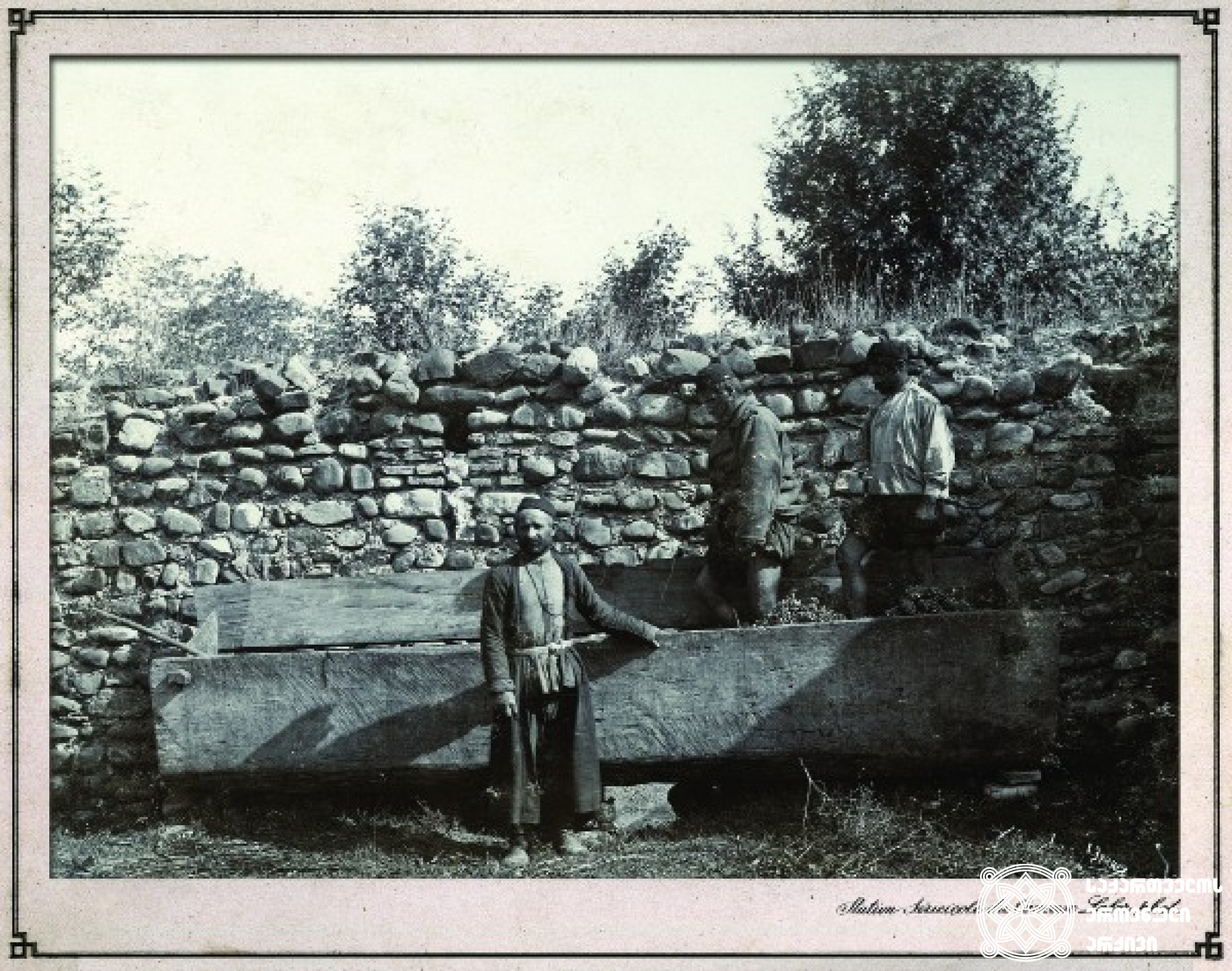 ყურძნის დაწურვა საწნახელში <br>
კახეთი, 1900-1905 წლები <br>
ფოტო: კონსტანტინე ზანისი <br>
Press out of grapes in winepress<br>
Kakheti, 1900-1905 <br>
Photo by Konstantin Zanis