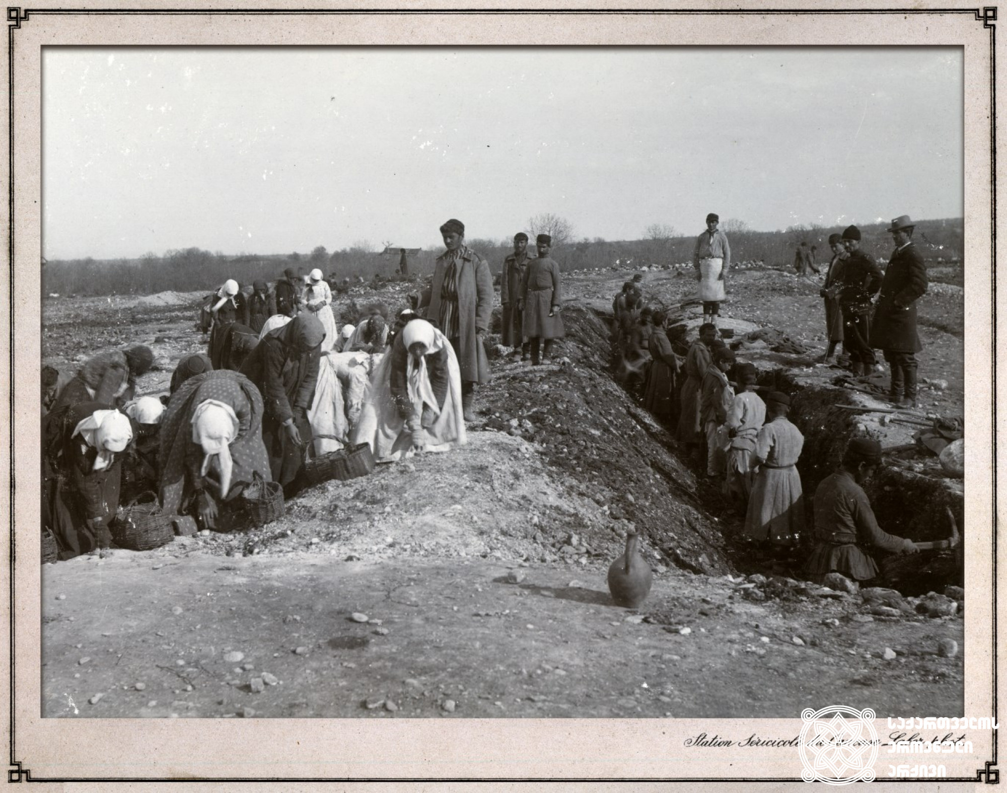 საუფლისწულო მამული. ნიადაგის გაწმენდა ქვებისგან. <br>
კახეთი, 1900-1905 წლები <br>
ფოტო: კონსტანტინე ზანისი <br>
Prince Estate. Cleaning of soil from the stones <br>
Kakheti, 1900-1905 <br>
Photo by Konstantin Zanis