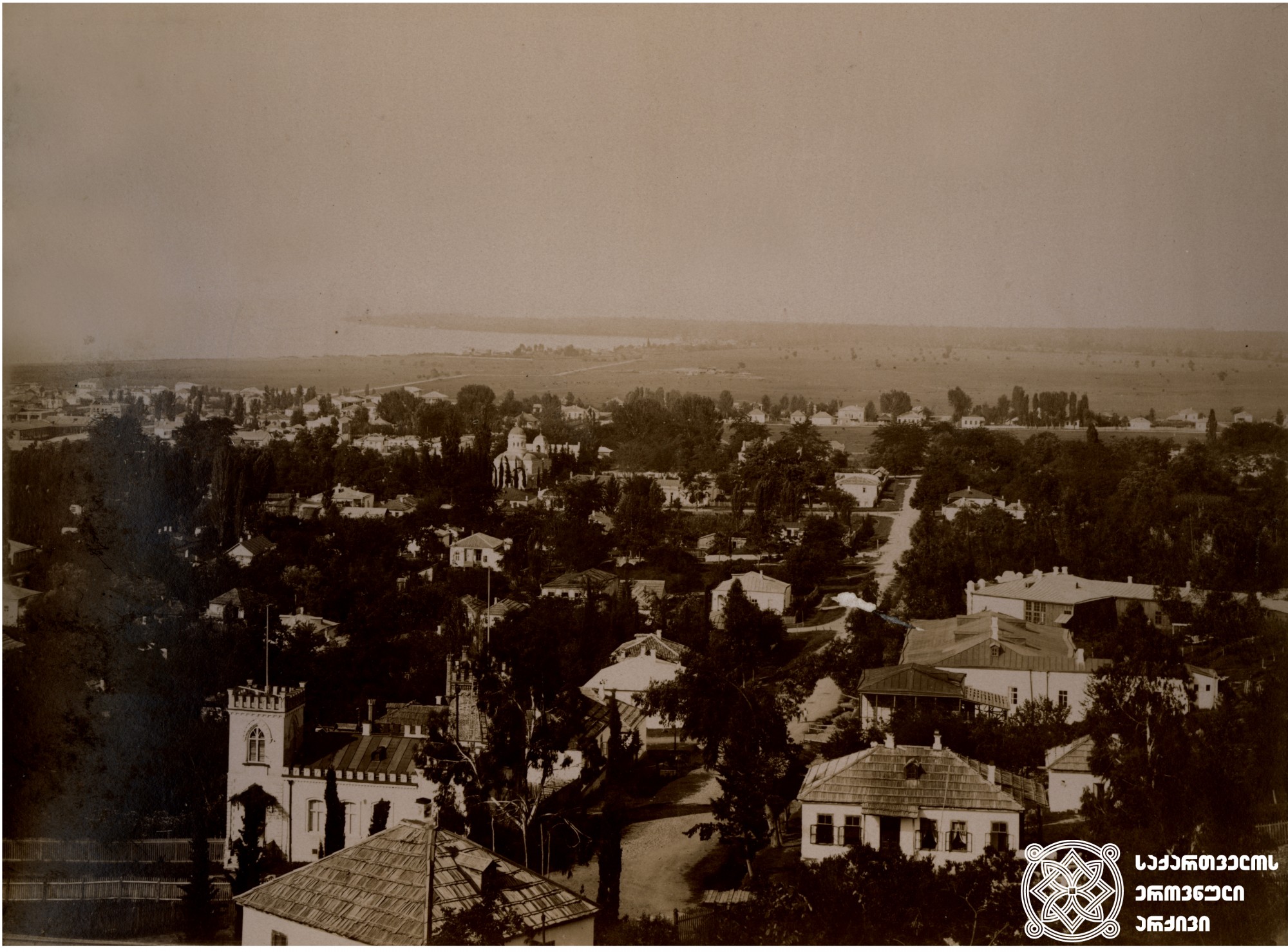 სოხუმ-კალე, ხედი ქალაქზე. <br>
ფოტო: დიმიტრი ერმაკოვის კოლექციიდან. <br>
[1890-1900]. <br>

Sokhumi-Kale, city view. <br>
Photo from Dmitry Ermakov’s collection. <br>
[1890-1900].