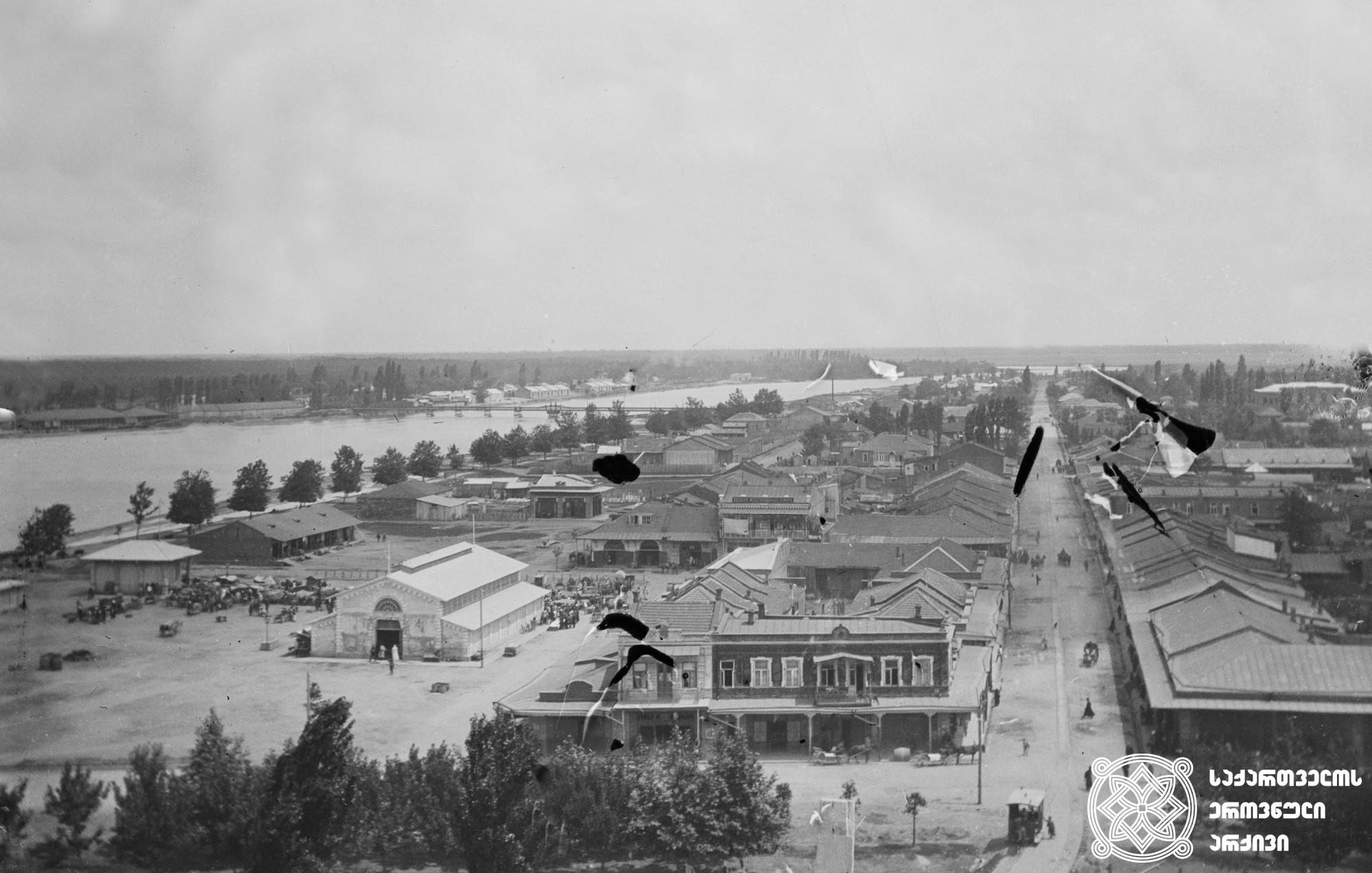 ფოთის სამხრეთ-აღმოსავლეთი. <br>
ფოტო გადაღებულია საკათედრო ტაძრის გუმბათიდან. <br>
1907 წელი. <br>
ნიკოლაძე-ღამბაშიძის ფოტოკოლექცია.