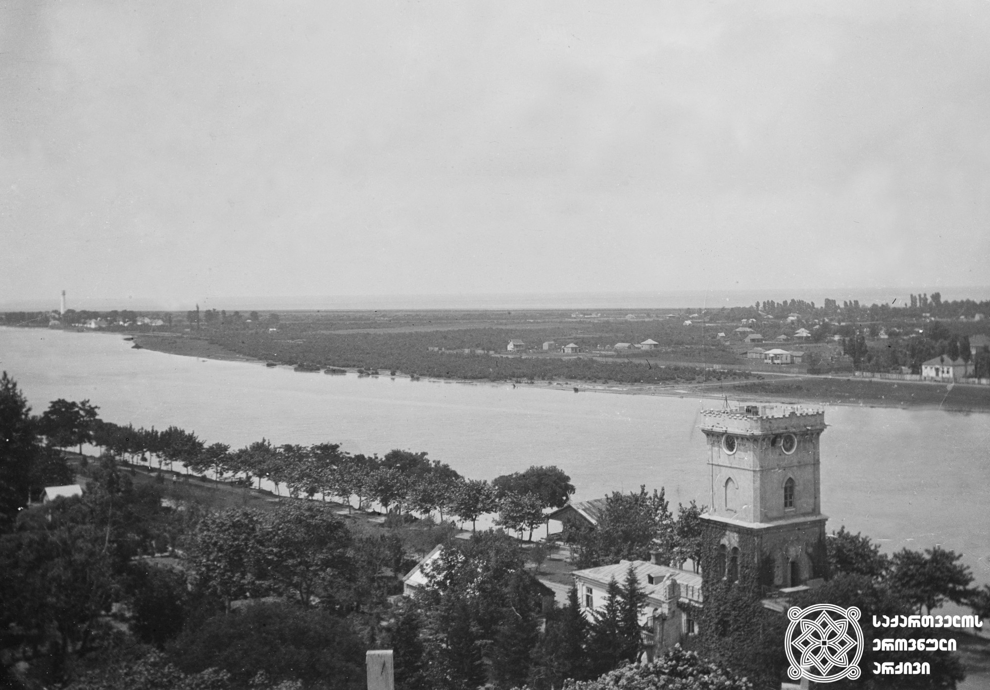 ნიკო ნიკოლაძის კოშკი და მდინარე რიონის ხედი. <br>
ფოტო გადაღებულიa საკათედრო ტაძრის გუმბათიდან. <br>
1907 წელი. <br>
ნიკოლაძე-ღამბაშიძის ფოტოკოლექცია.