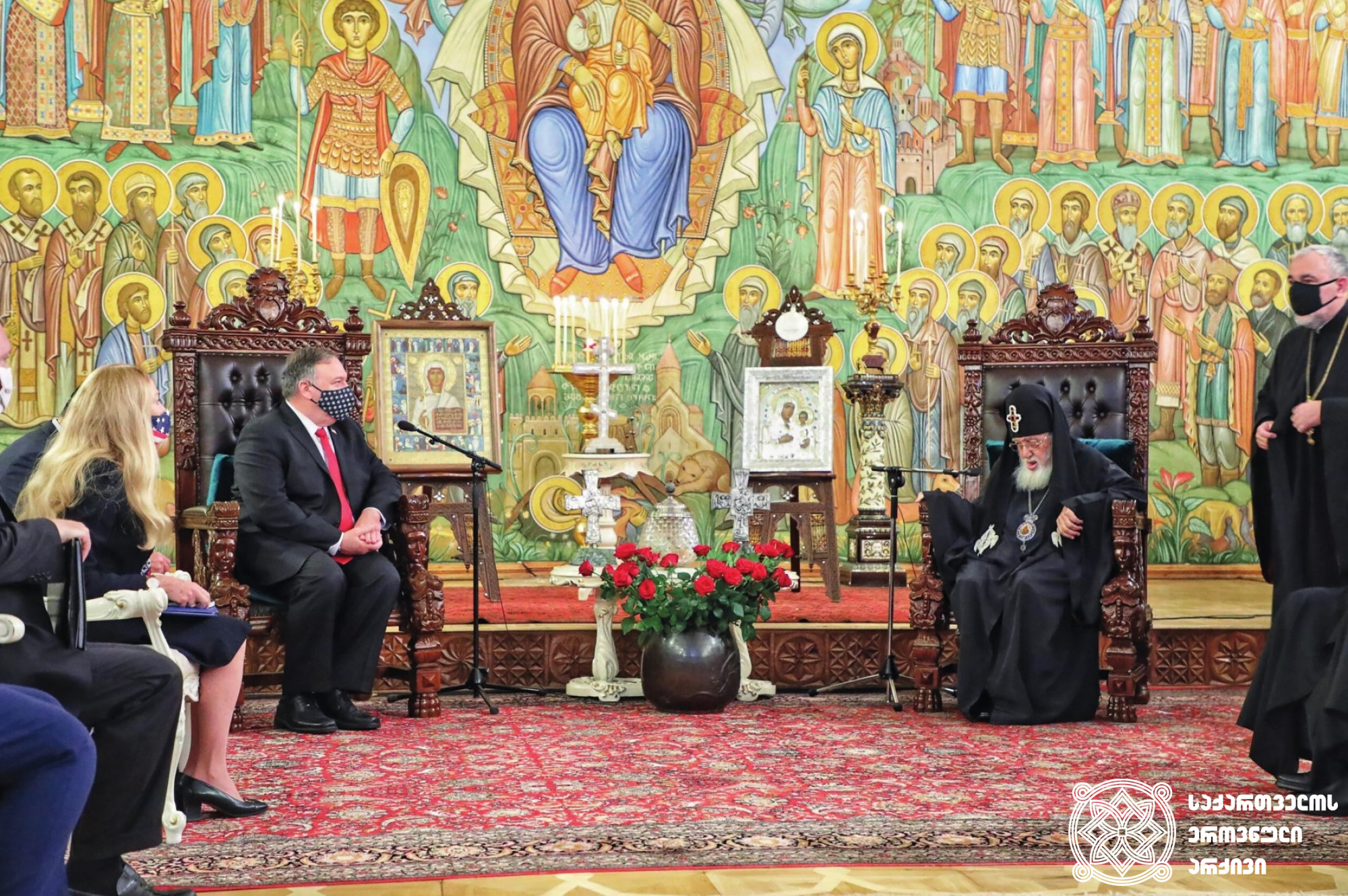 აშშ-ის სახელმწიფო მდივანი მაიკ პომპეო და საქართველოს კათოლიკოს-პატრიარქი ილია მეორე განიხილავენ საქართველოს განსაკუთრებულ როლს
მსოფლიოში რელიგიის თავისუფლების დაცვის საკითხში.<br>
თბილისი. 2020 წლის 18 ნოემბერი.<br>
ფოტო საქართველოში აშშ-ის საელჩოდან.<br>
U.S. Secretary of State Mike Pompeo and Georgian Catholics Patriarch Ilia II discuss Georgia’s important role protecting religious freedom in the world.<br>
Tbilisi. November 18, 2020. <br>
Photo from U.S. Embassy to Georgia.