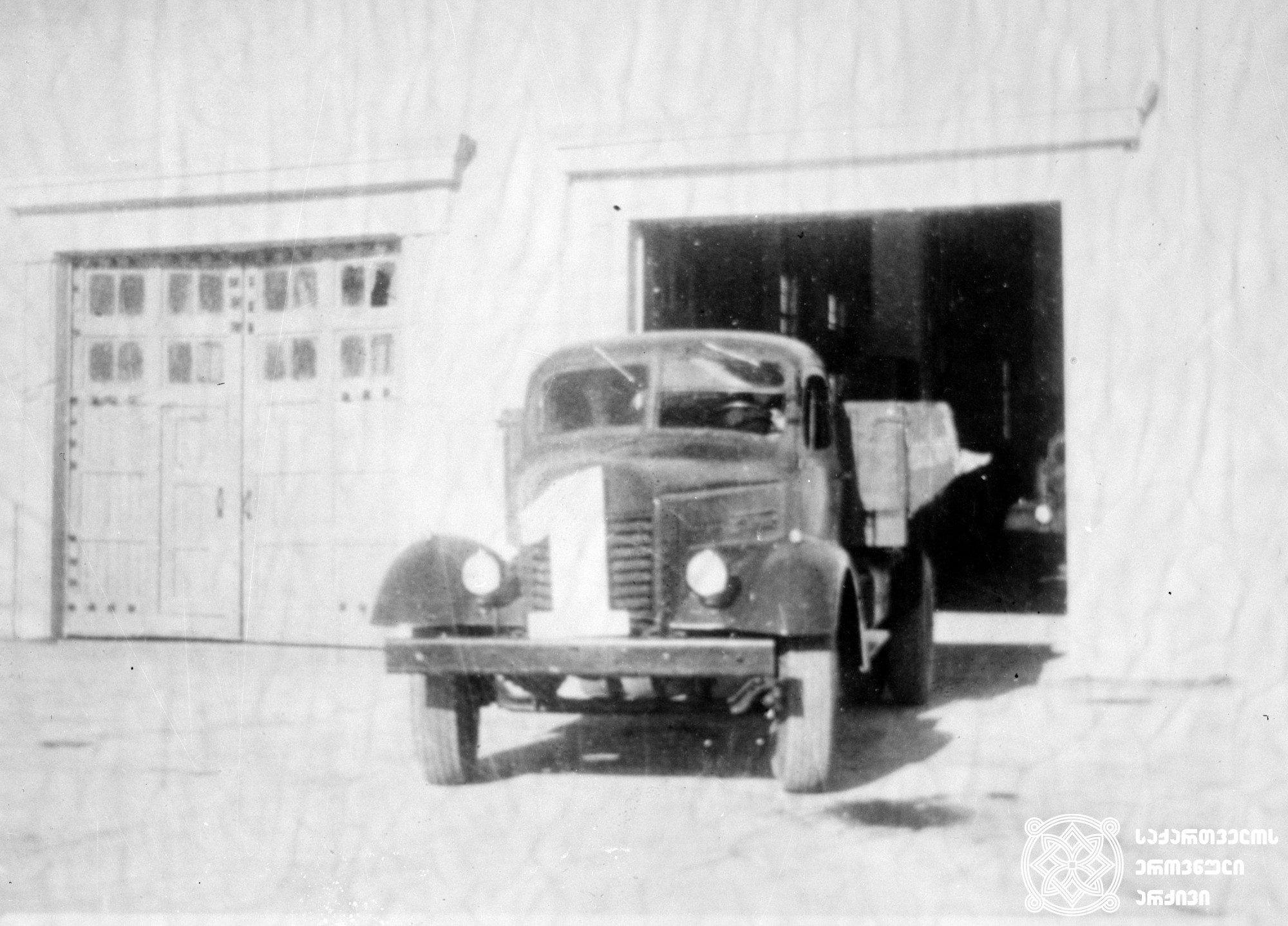 ქუთაისის საავტომობილო ქარხნის მიერ გამოშვებული პირველი ავტომობილი, 1951 წელი. 
<br>
The first car produced by the Kutaisi Automobile Plant. 1951.