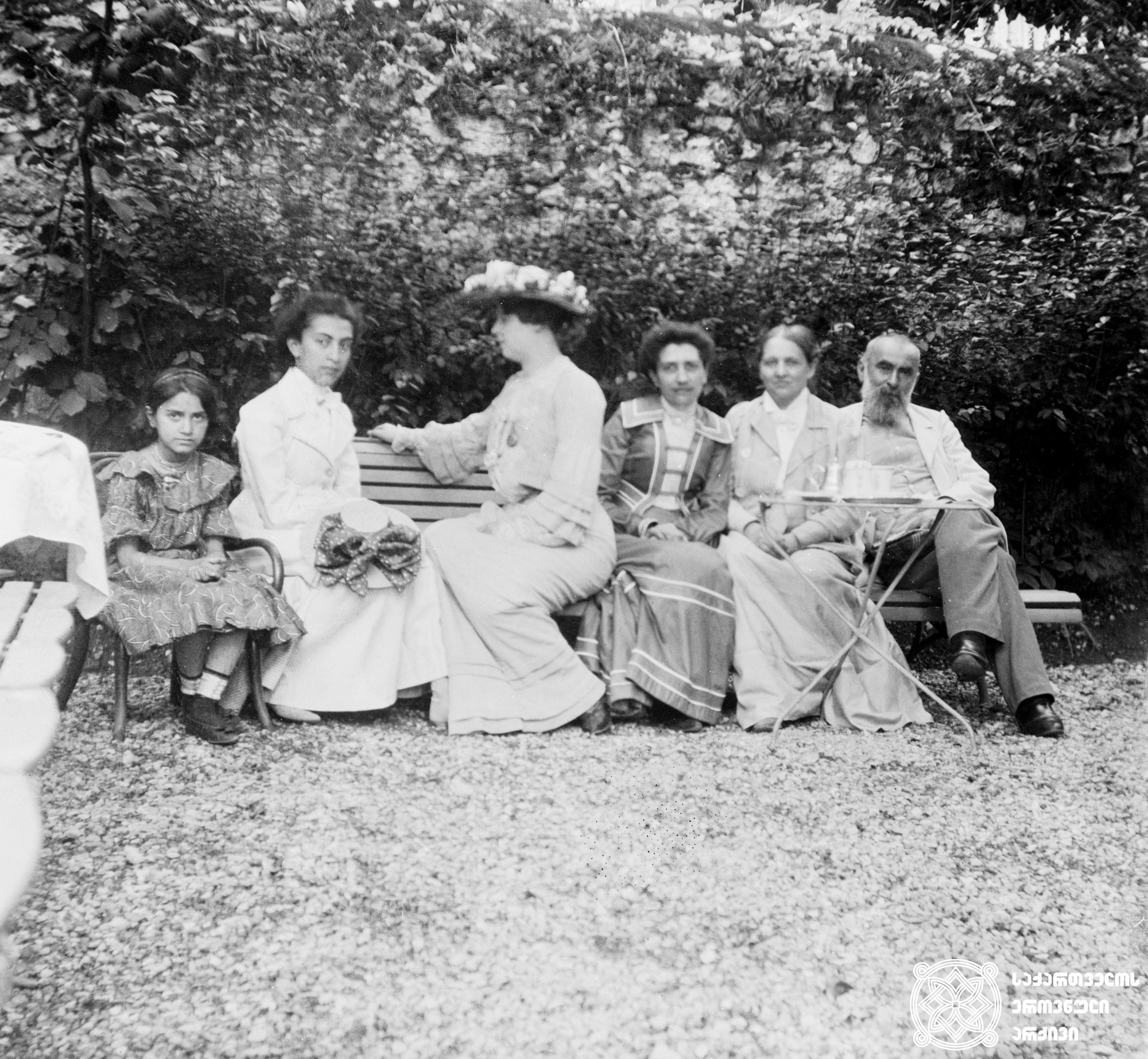 ნიკო ნიკოლაძის ოჯახი სტუმრად ლევ მეჩნიკოვის ოჯახის ბაღში. ერქსლებენი, გერმანია. <br>
1902 წელი. <br> 
ლევ მეჩნიკოვი (1838-1888) - ცნობილი რუსი რევოლუციონერ-ანარქისტი, პუბლიცისტი და გეოგრაფი, ჯუზეპე გარიბალდის თანამებრძოლი და იტალიის განმათავისუფლებელი მოძრაობის აქტიური წევრი. <br>
ნიკოლაძე-ღამბაშიძის ფოტოკოლექცია.